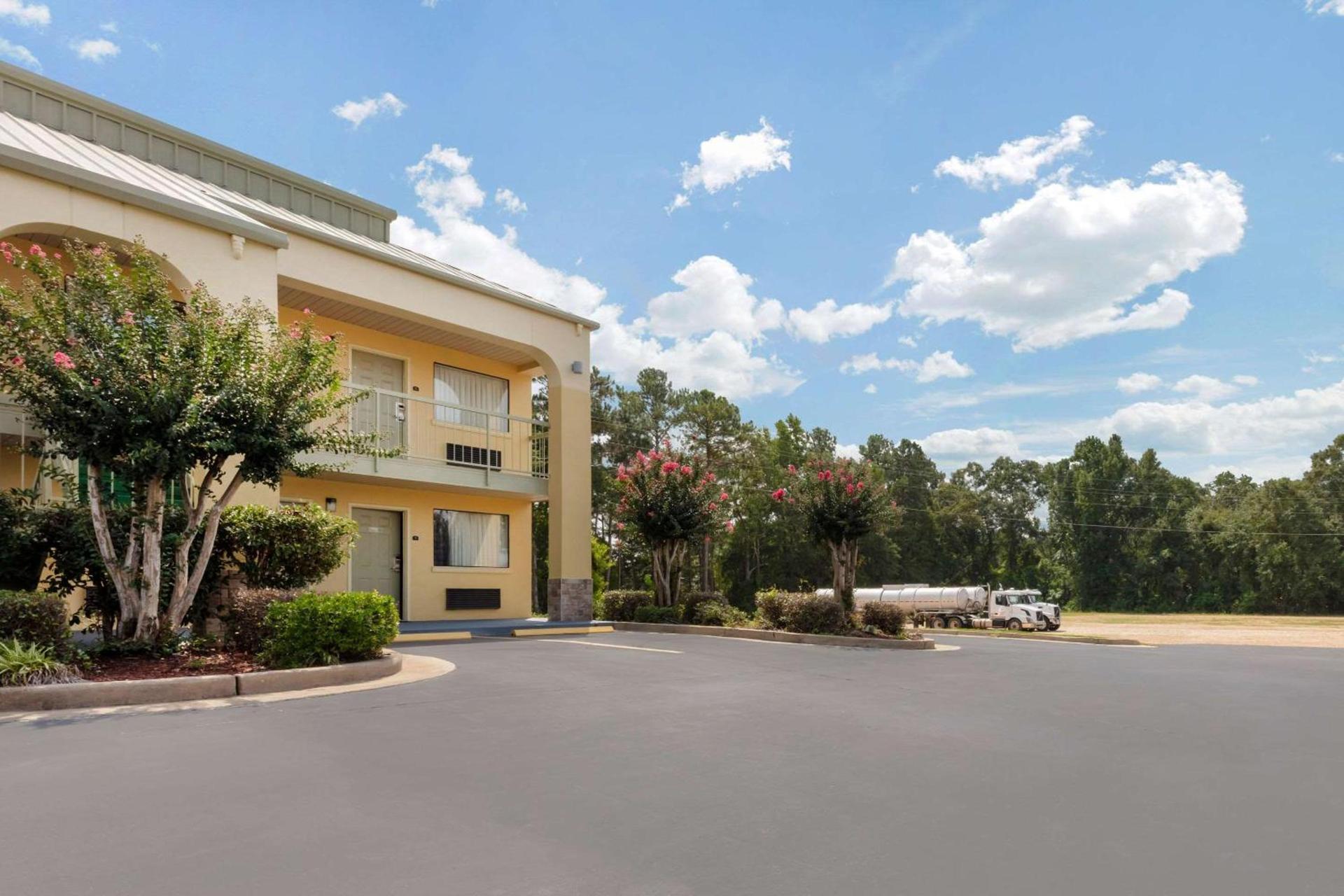 Quality Inn McComb photo 3