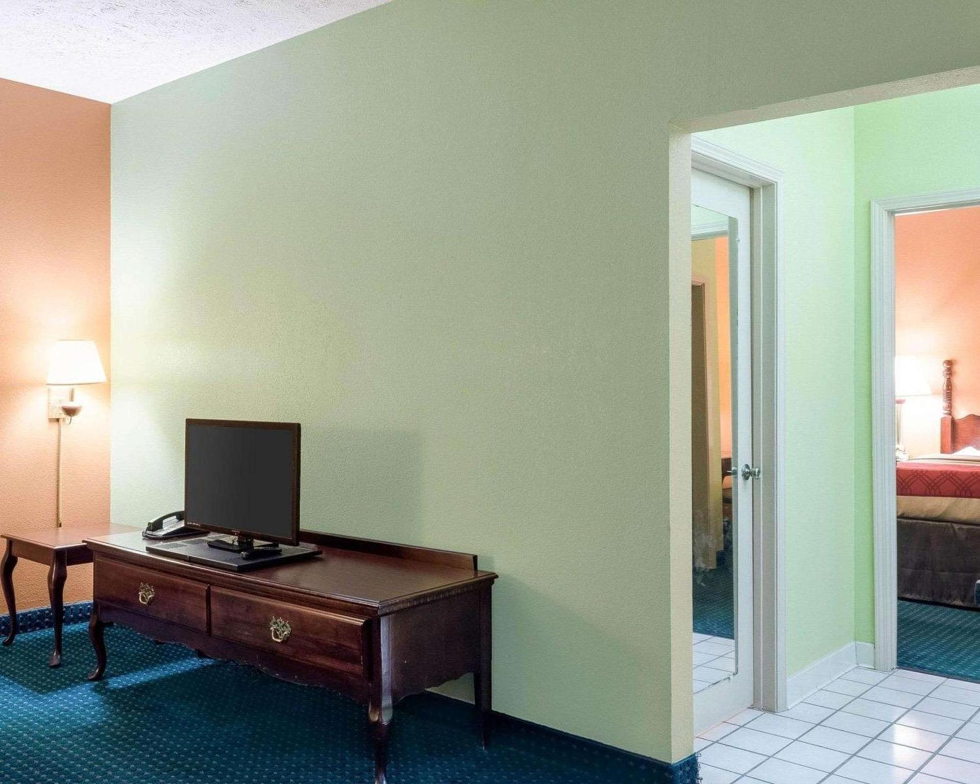 Econo Lodge Canton I-55 photo 8