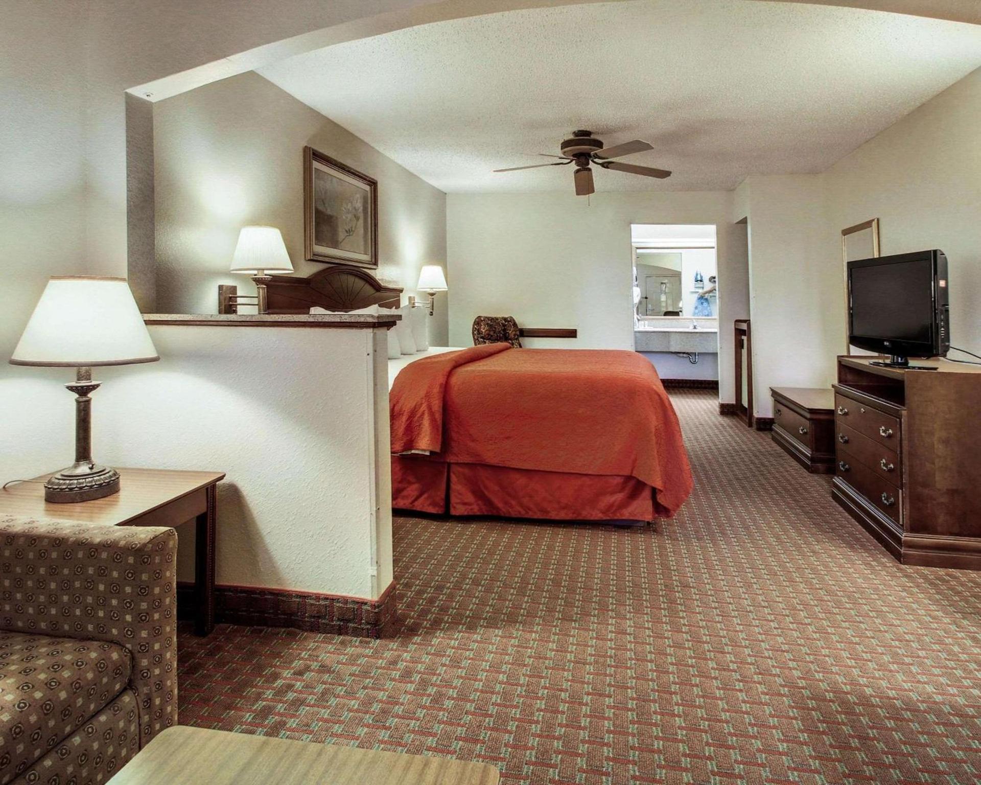 Quality Inn & Suites Clinton - Jackson West photo 16