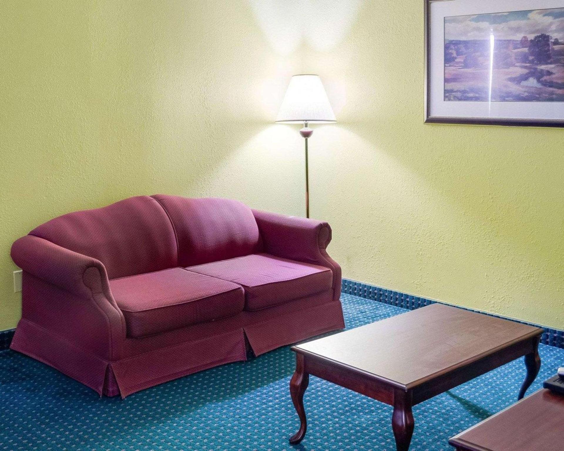 Econo Lodge Canton I-55 photo 11