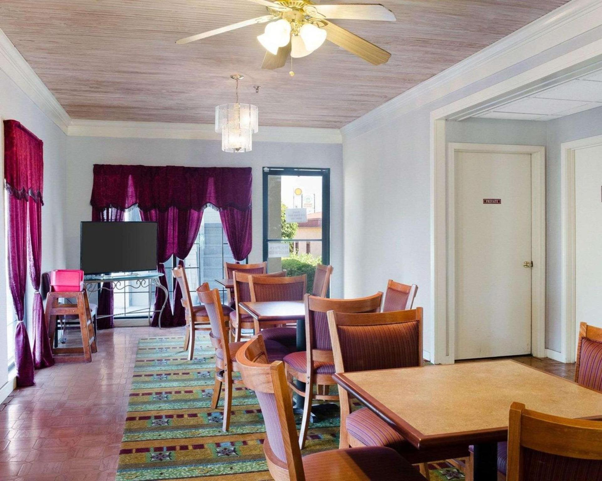 Econo Lodge Canton I-55 photo 12