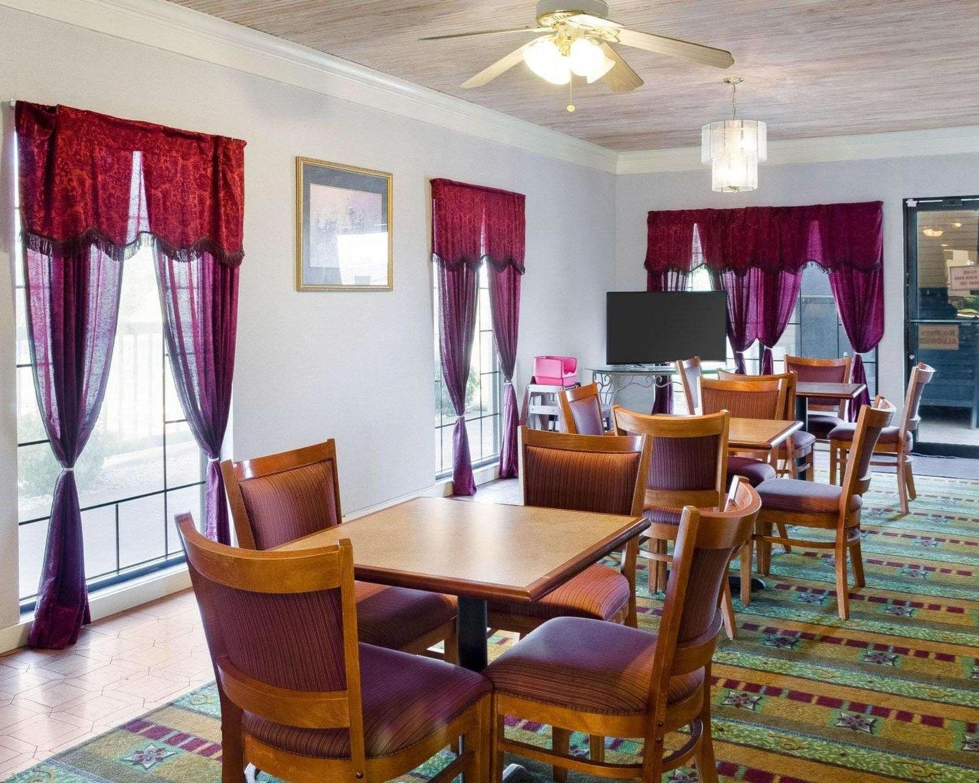 Econo Lodge Canton I-55 photo 24