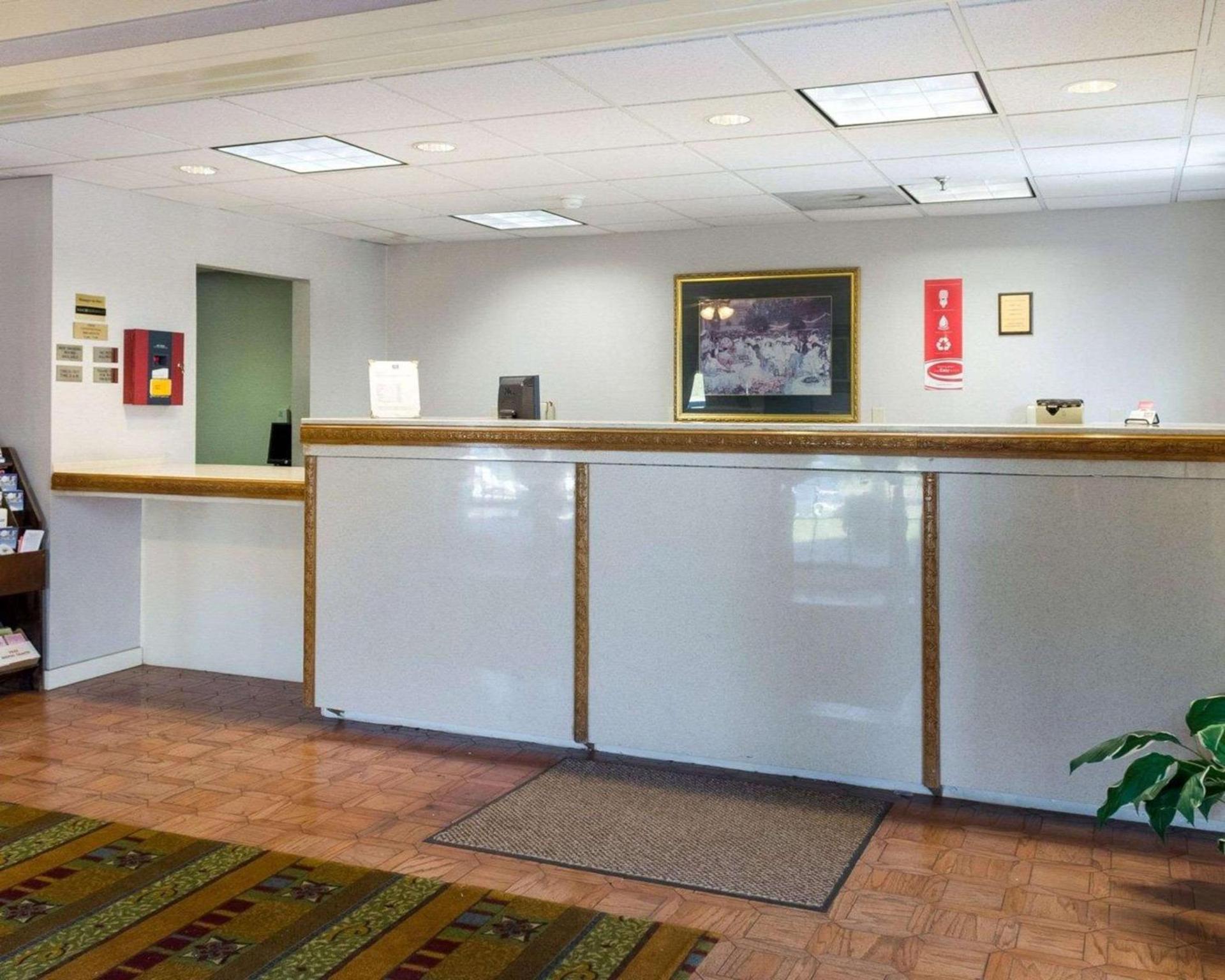 Econo Lodge Canton I-55 photo 25