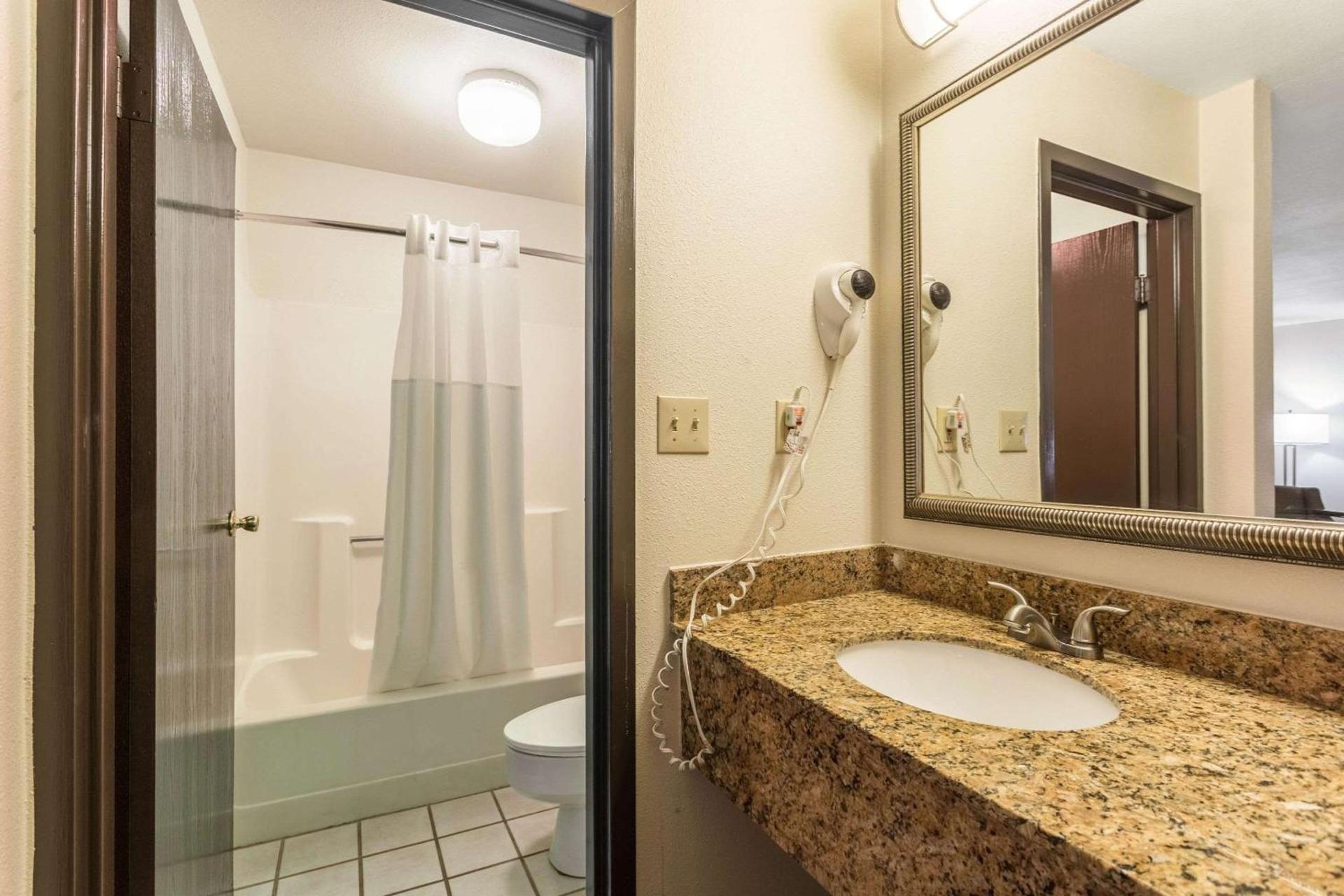 Quality Inn Tupelo Central photo 3
