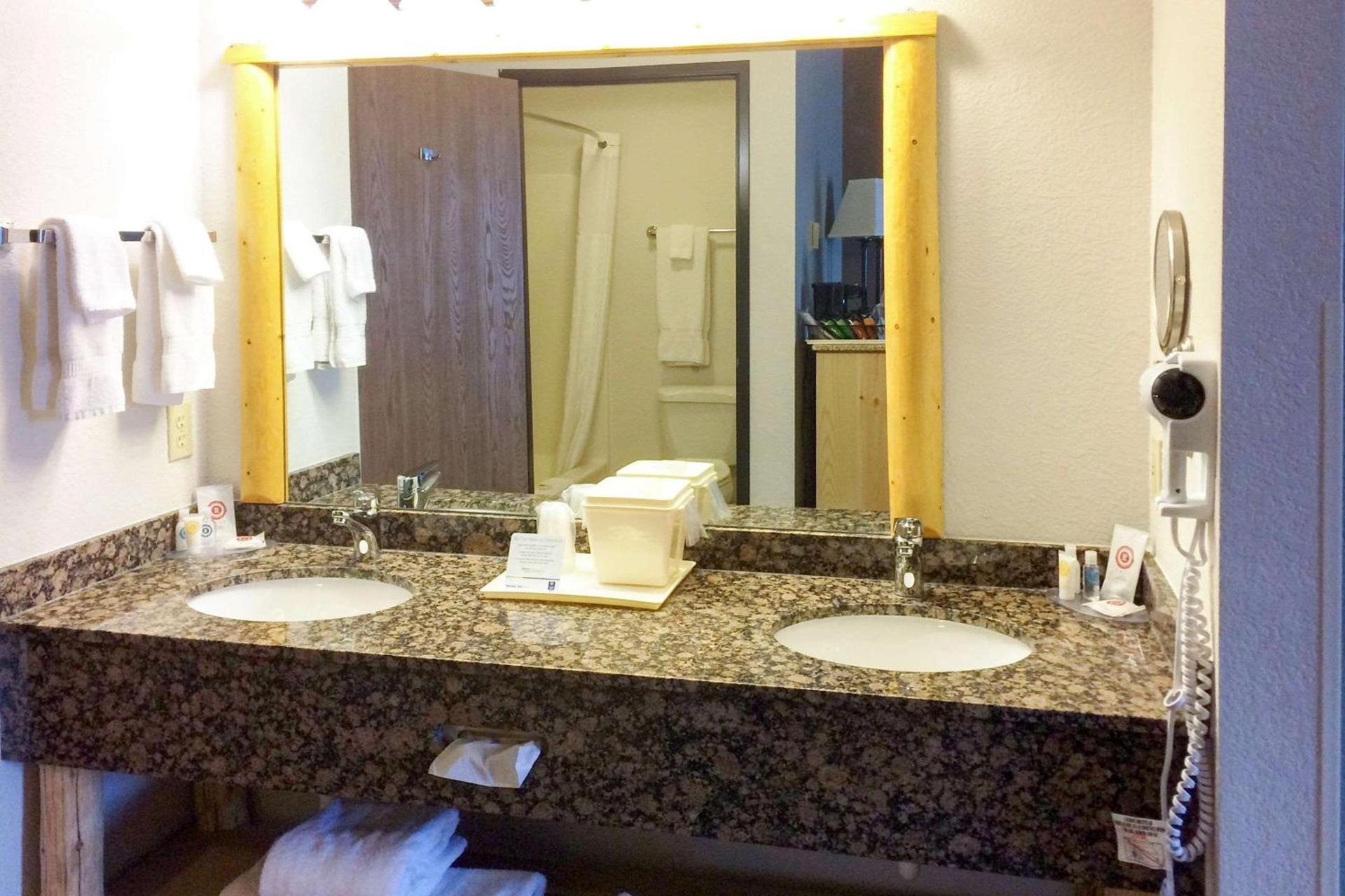 The Antler Lodge - Gardiner photo 6