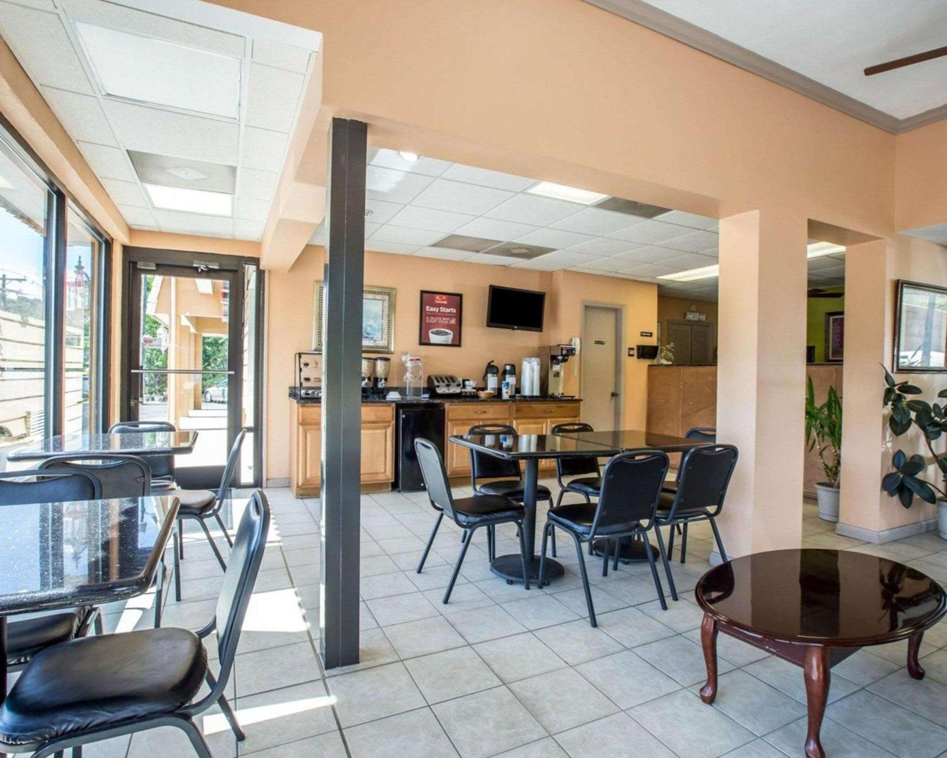 Econo Lodge Biltmore photo 10
