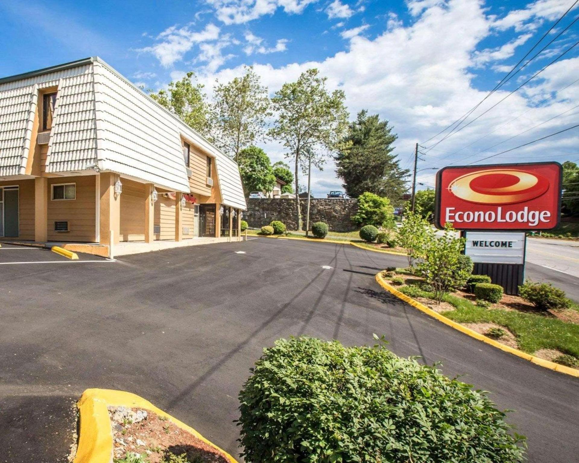 Econo Lodge Biltmore photo 9