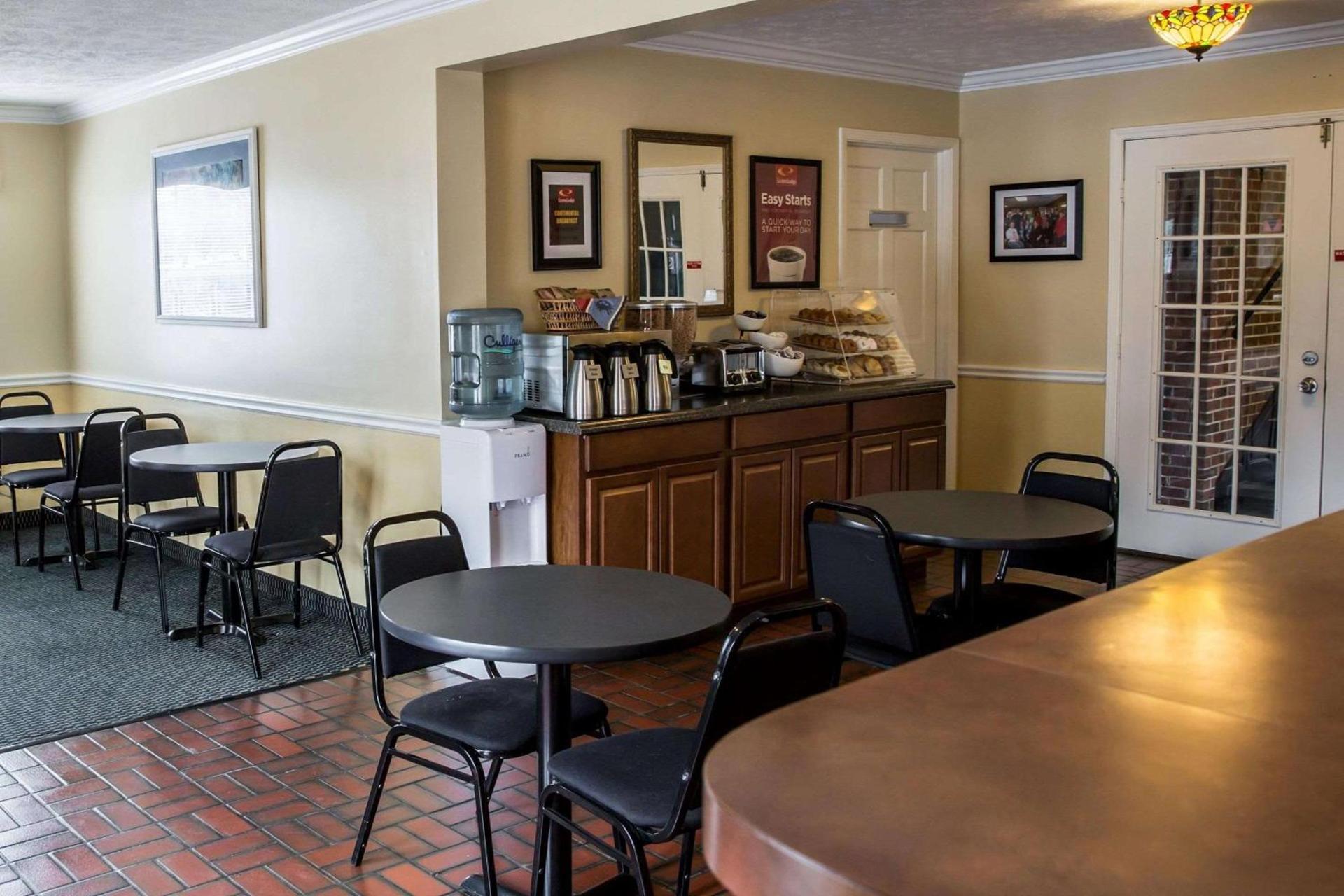 Econo Lodge Crystal Coast photo 21