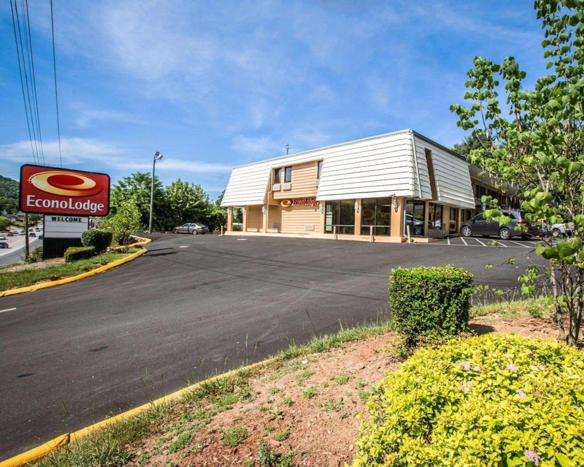 Econo Lodge Biltmore photo 7