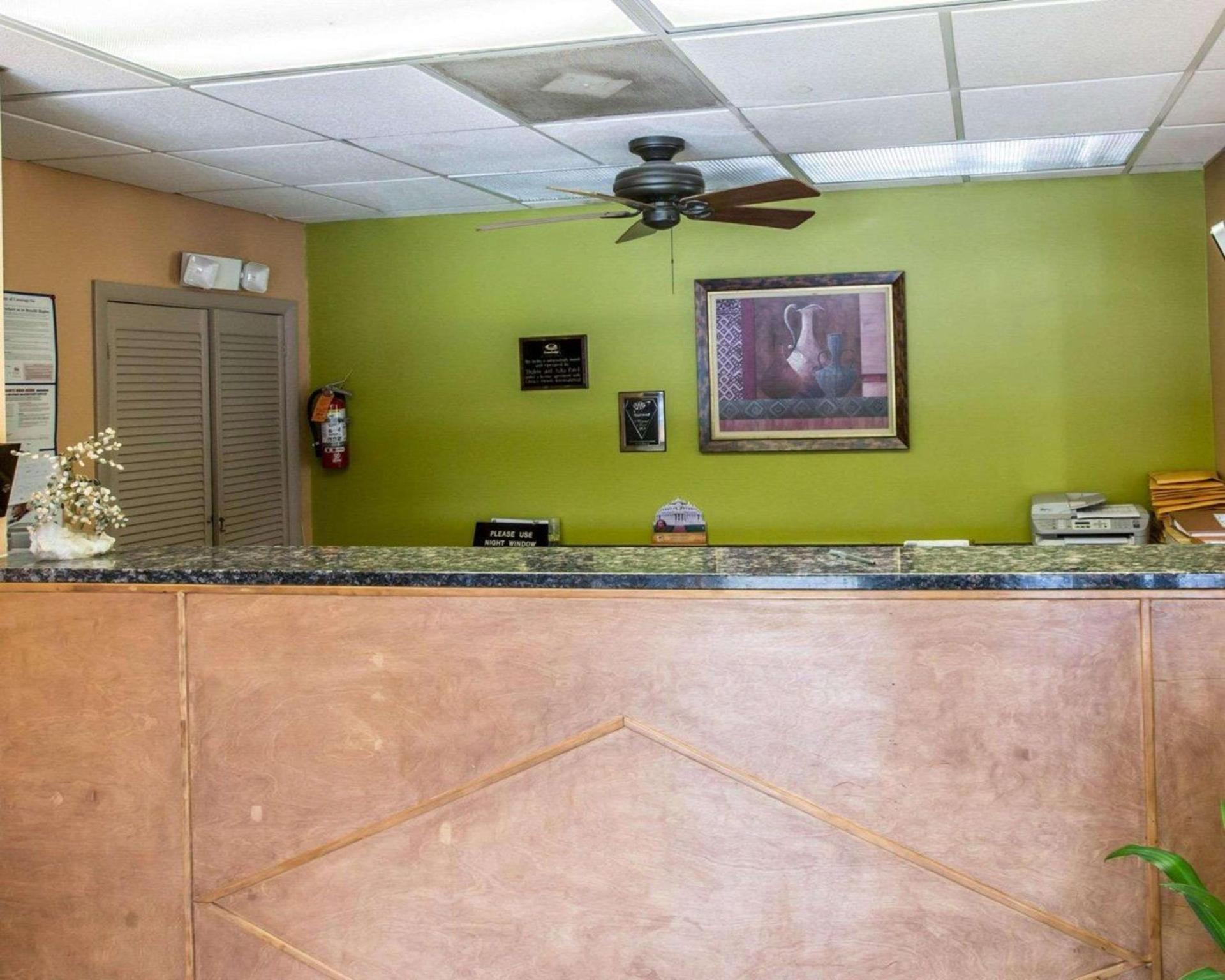 Econo Lodge Biltmore photo 6