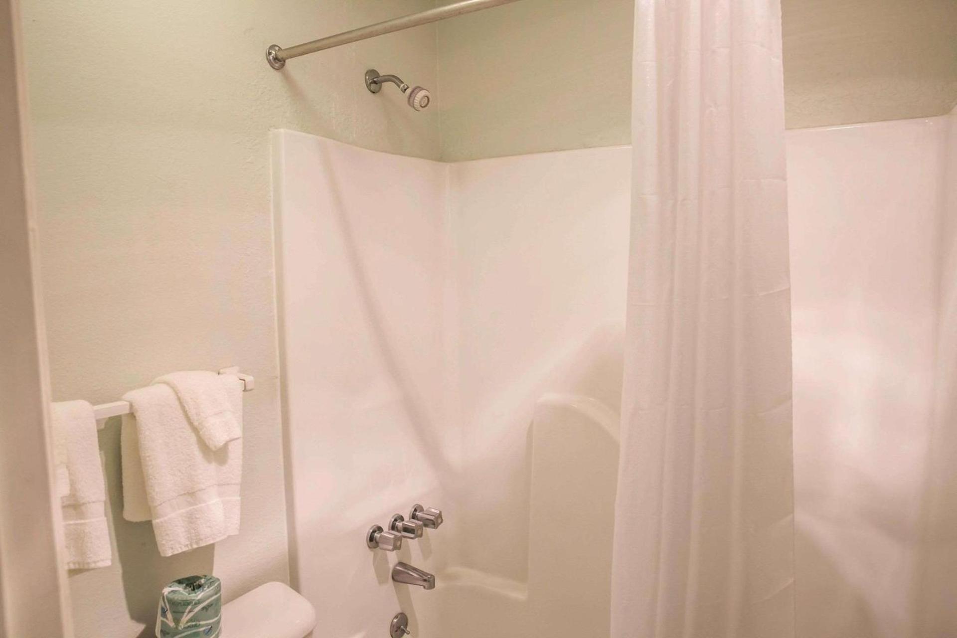 Econo Lodge Crystal Coast photo 13