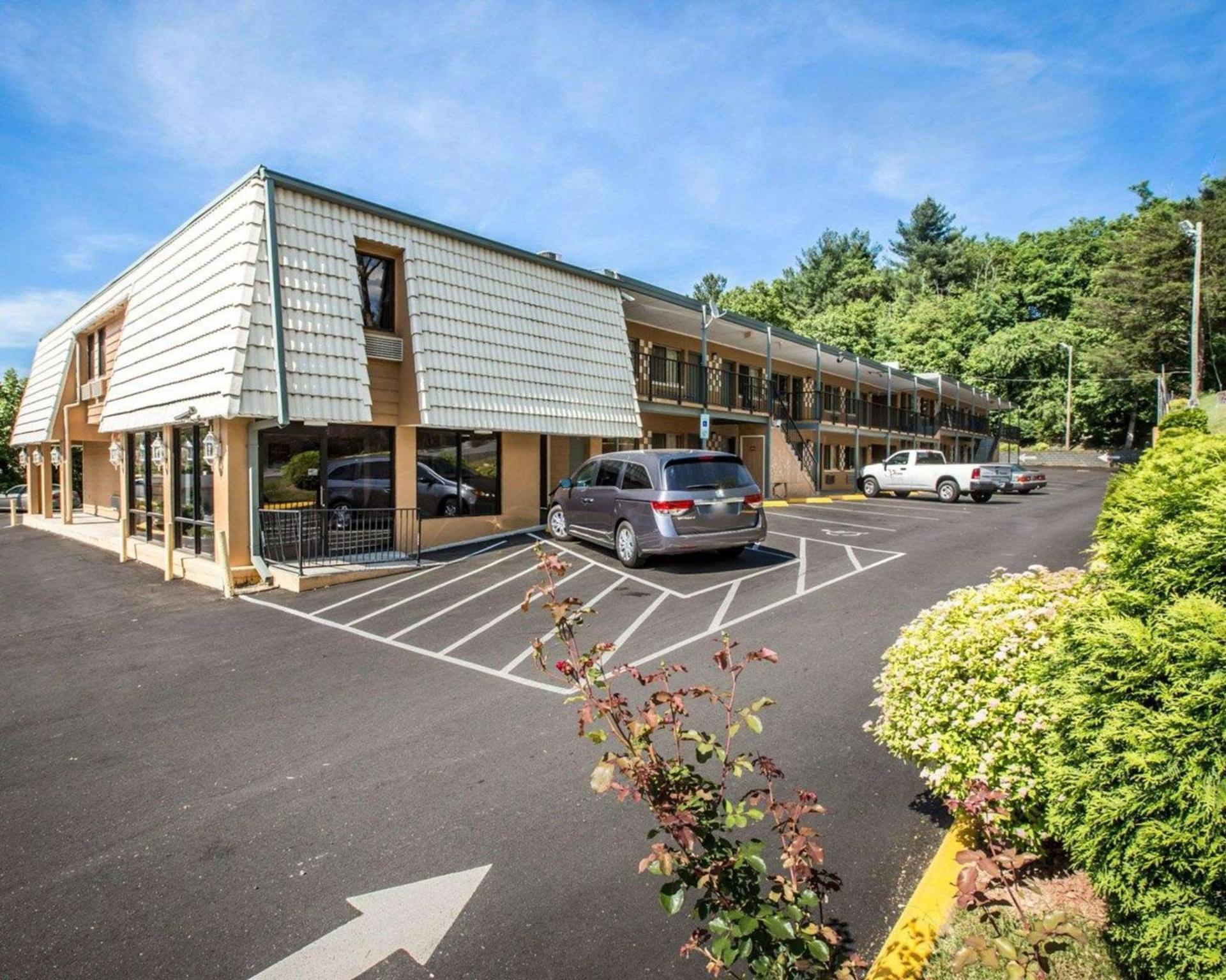 Econo Lodge Biltmore photo 5