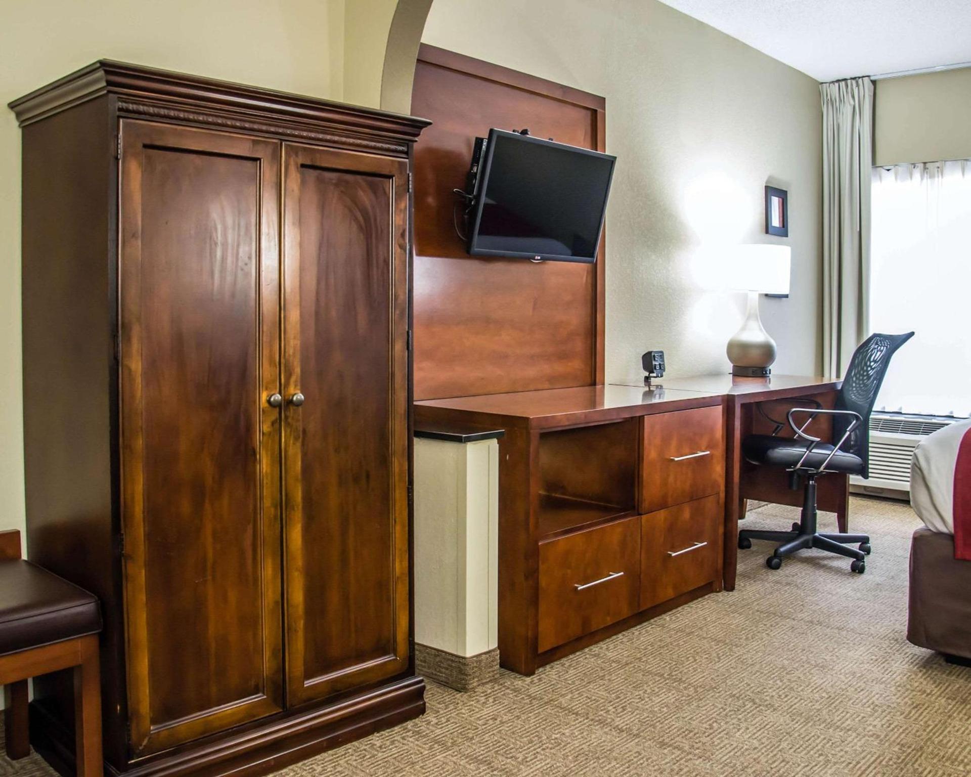 Comfort Suites University - Research Park photo 10