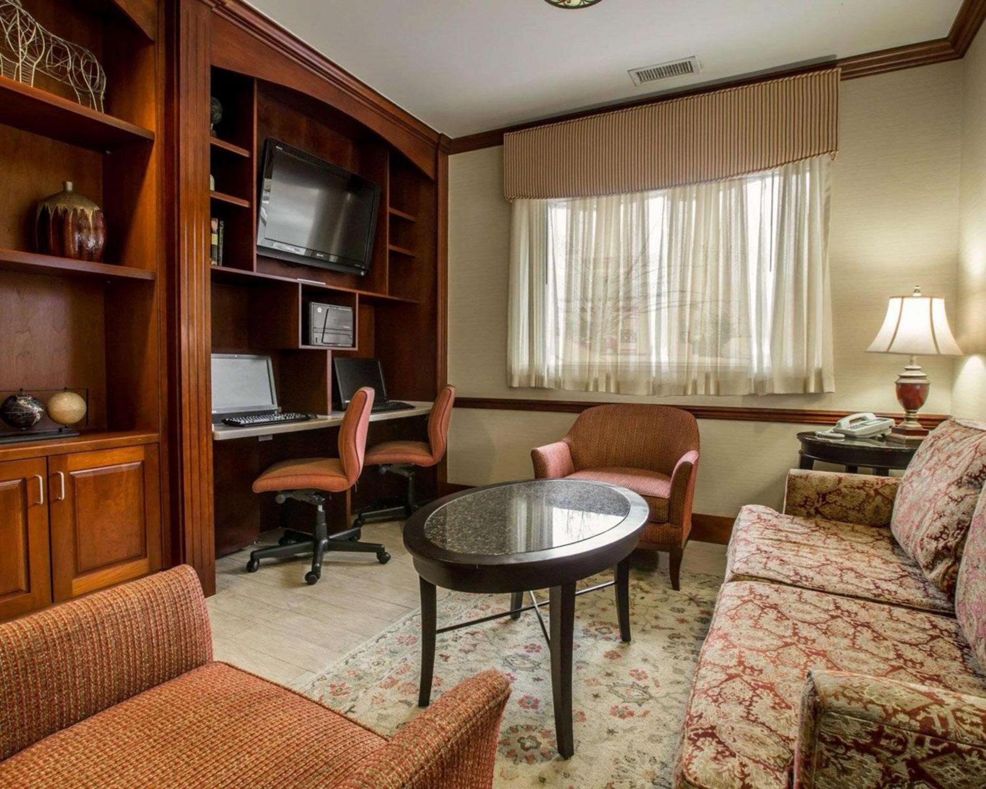 Quality Inn & Suites Biltmore East photo 3