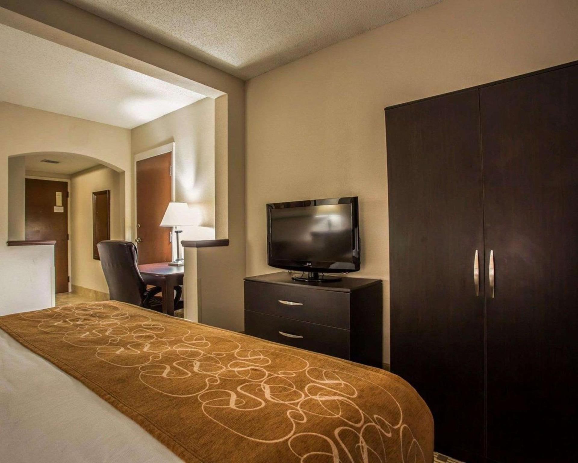 Comfort Suites Lumberton North photo 12