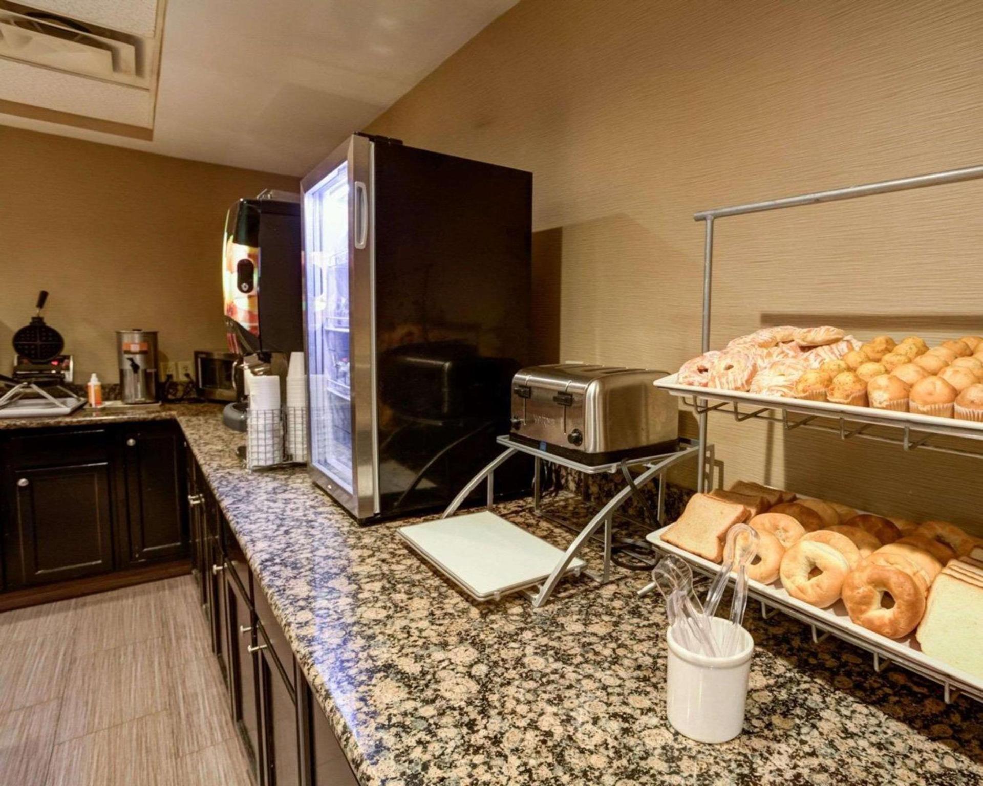 Charlotte Suites by IHG photo 27