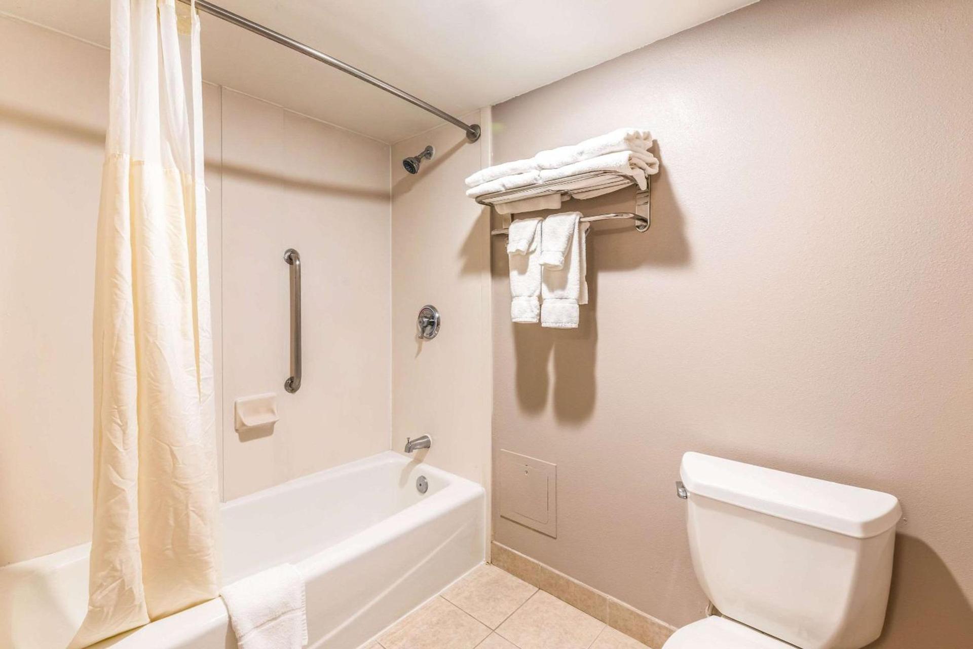 Lake Norman Inn and Suites photo 7