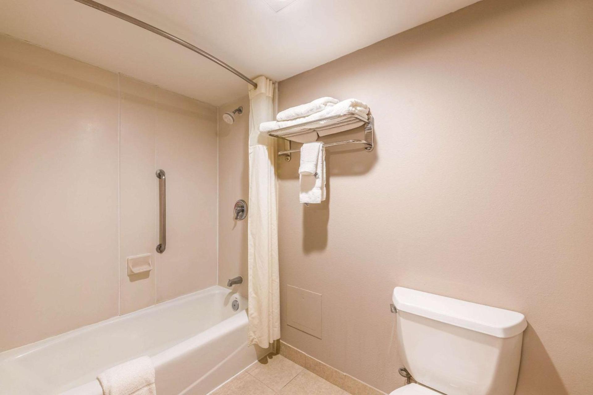 Lake Norman Inn and Suites photo 36
