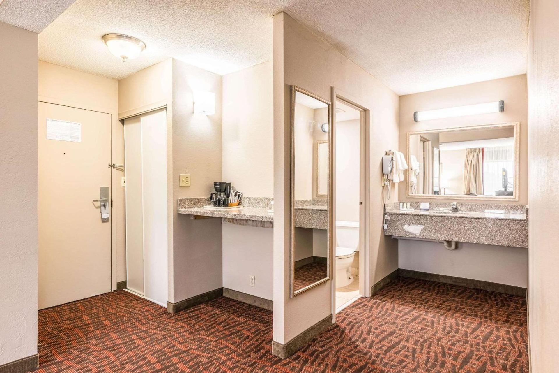 Lake Norman Inn and Suites photo 35