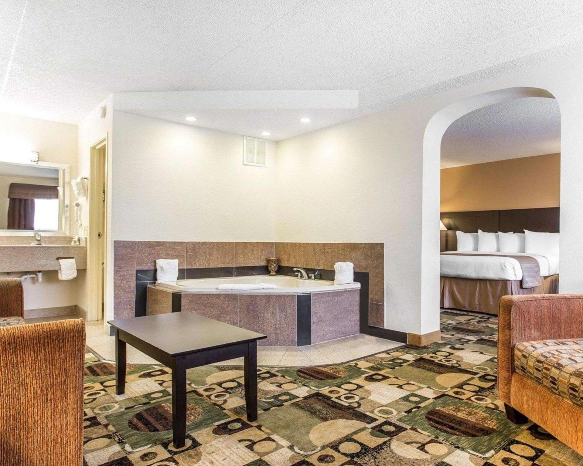 Quality Inn & Suites Coliseum photo 19