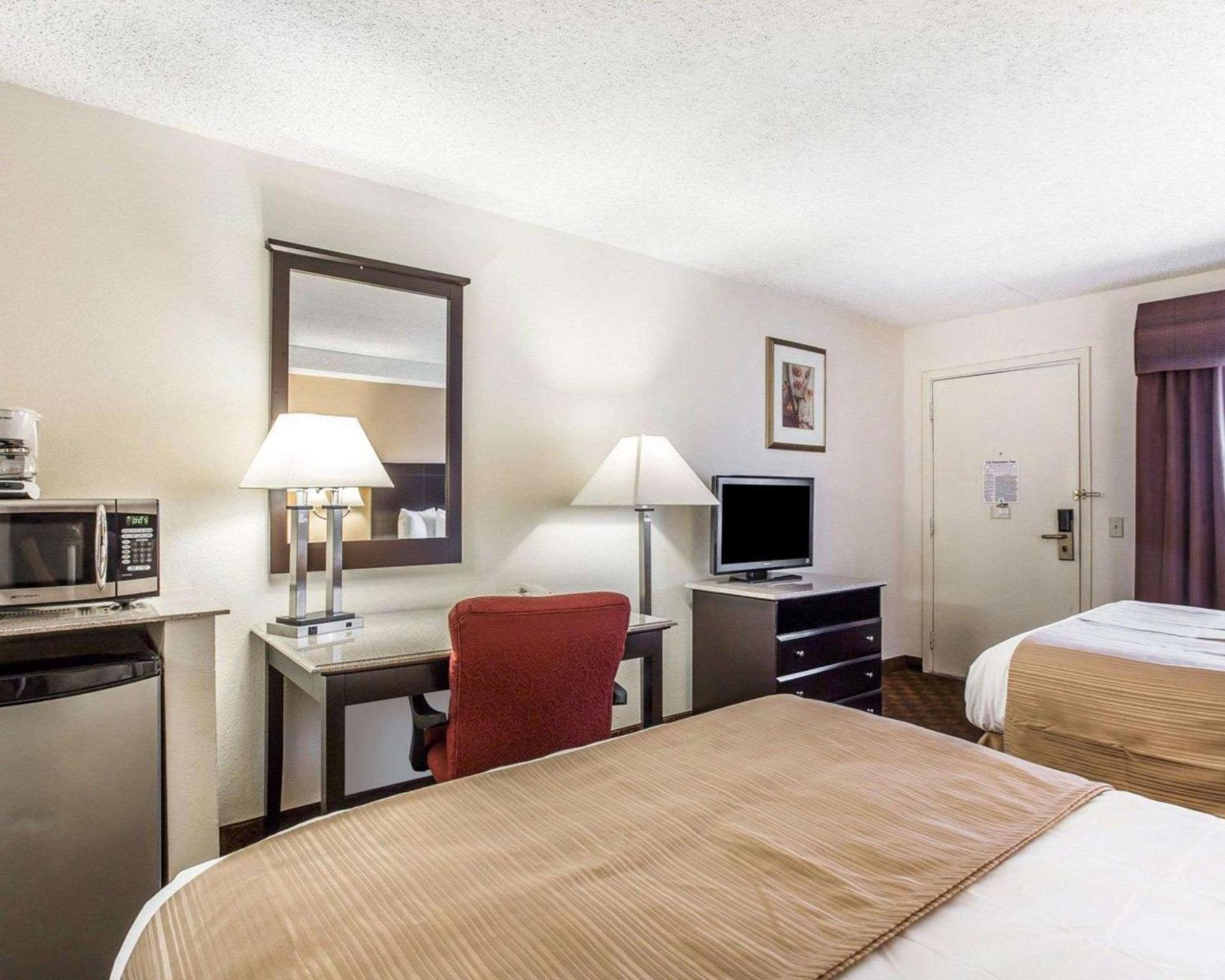 Quality Inn & Suites Coliseum photo 8