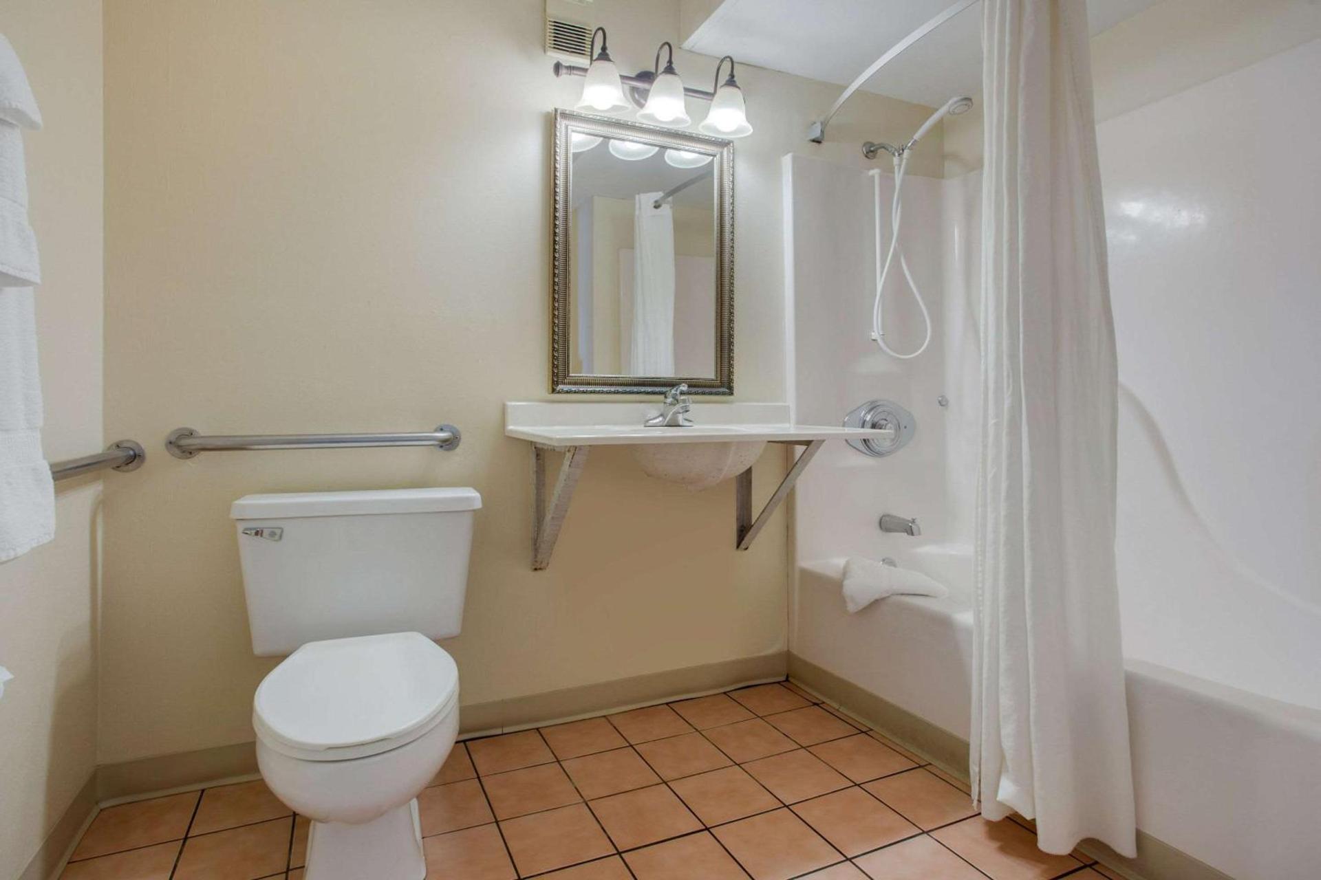 Rodeway Inn Asheville photo 12