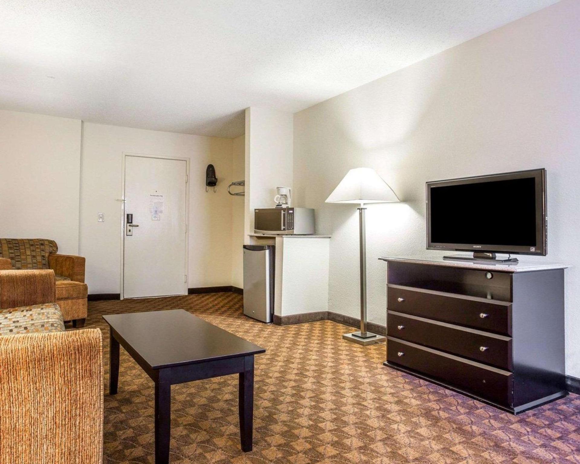Quality Inn & Suites Coliseum photo 22