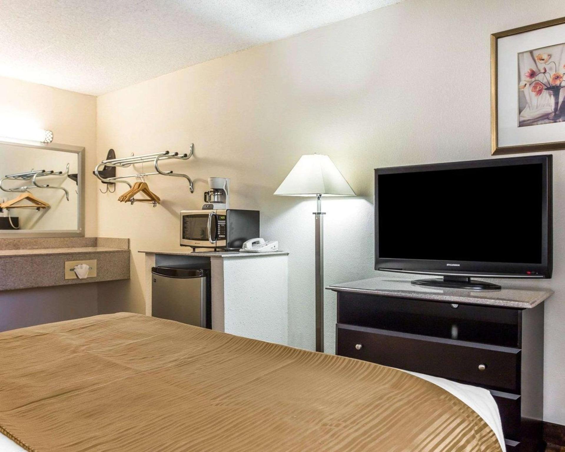 Quality Inn & Suites Coliseum photo 9
