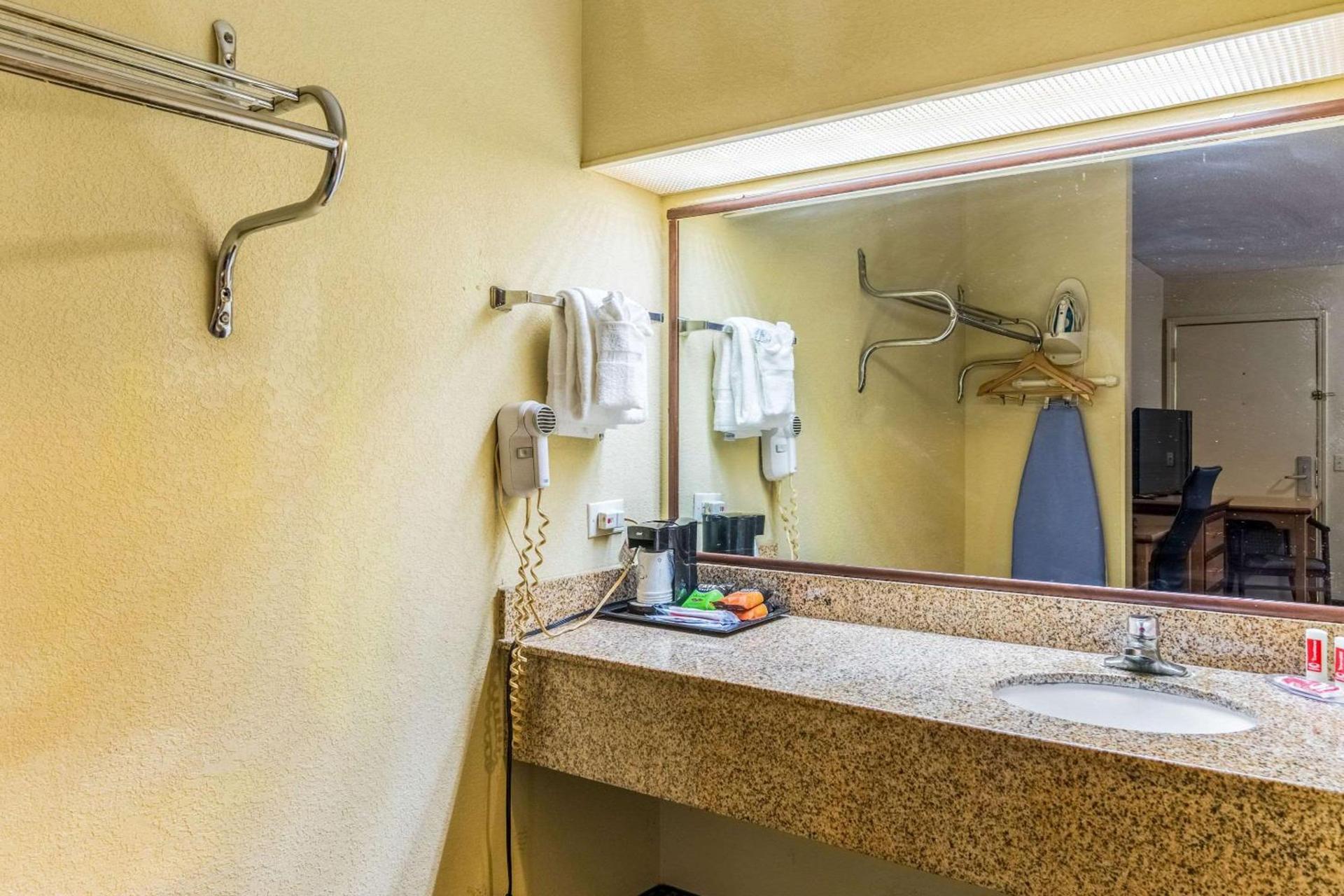 Econo Lodge Whiteville photo 14