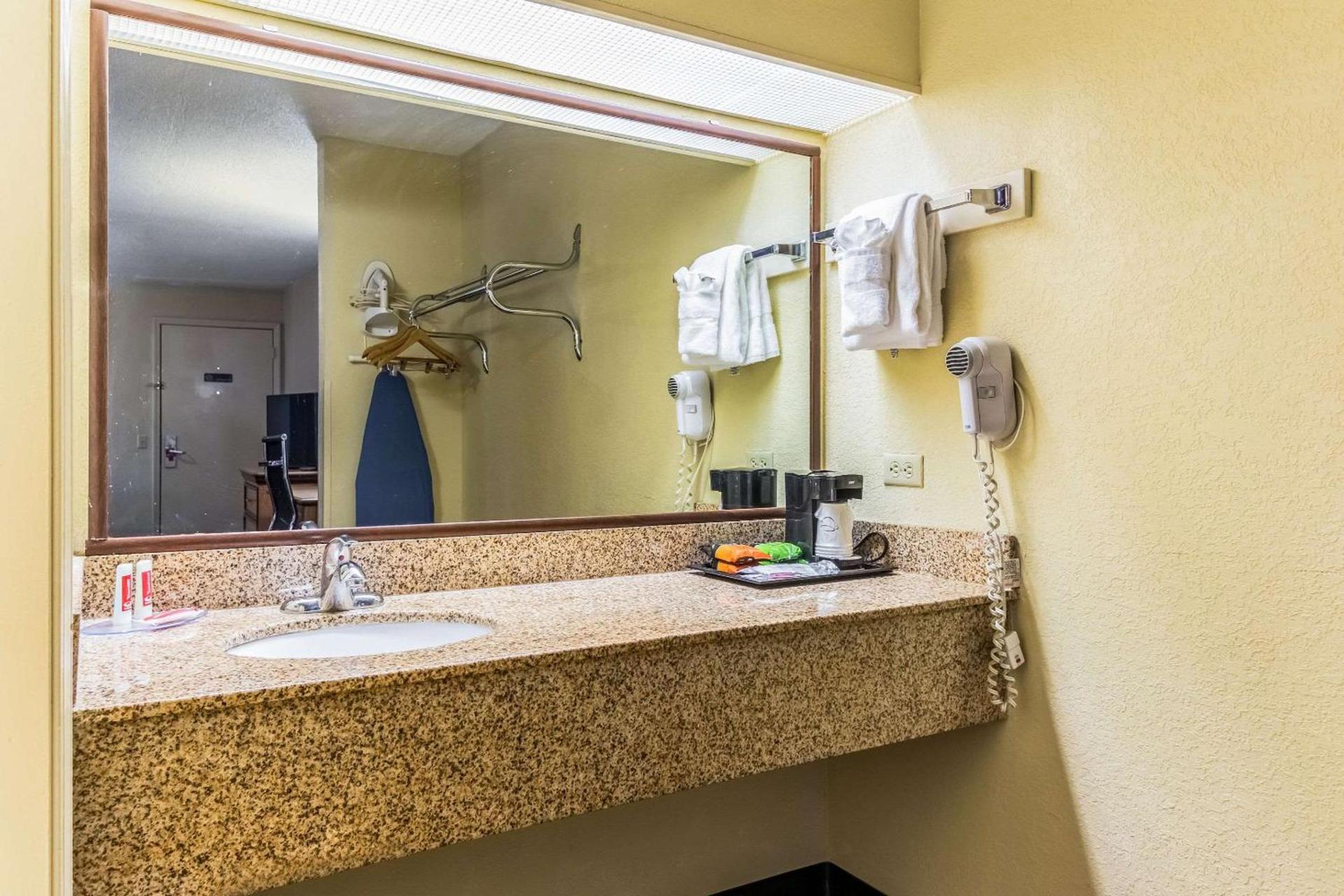 Econo Lodge Whiteville photo 16