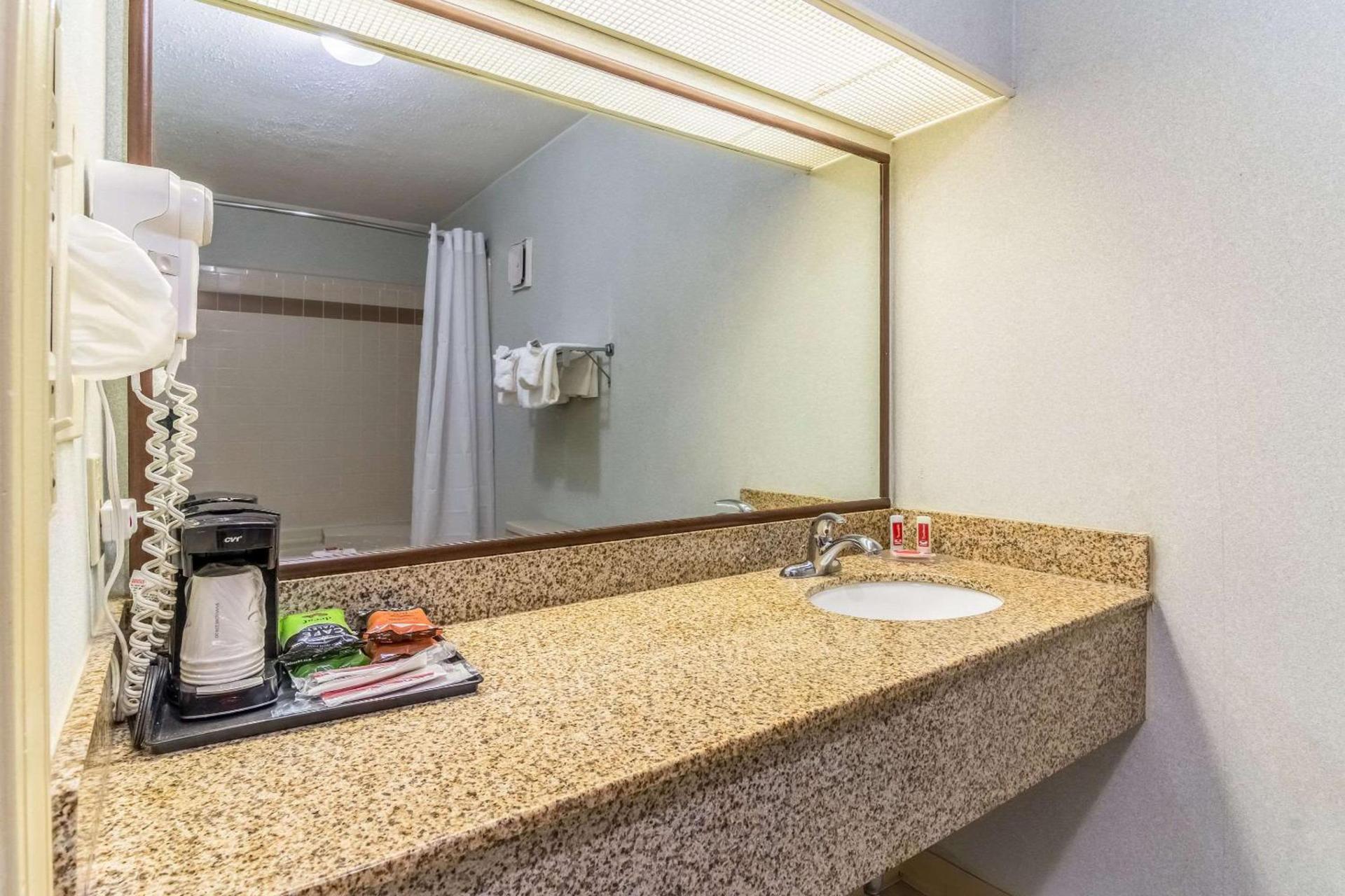 Econo Lodge Whiteville photo 17