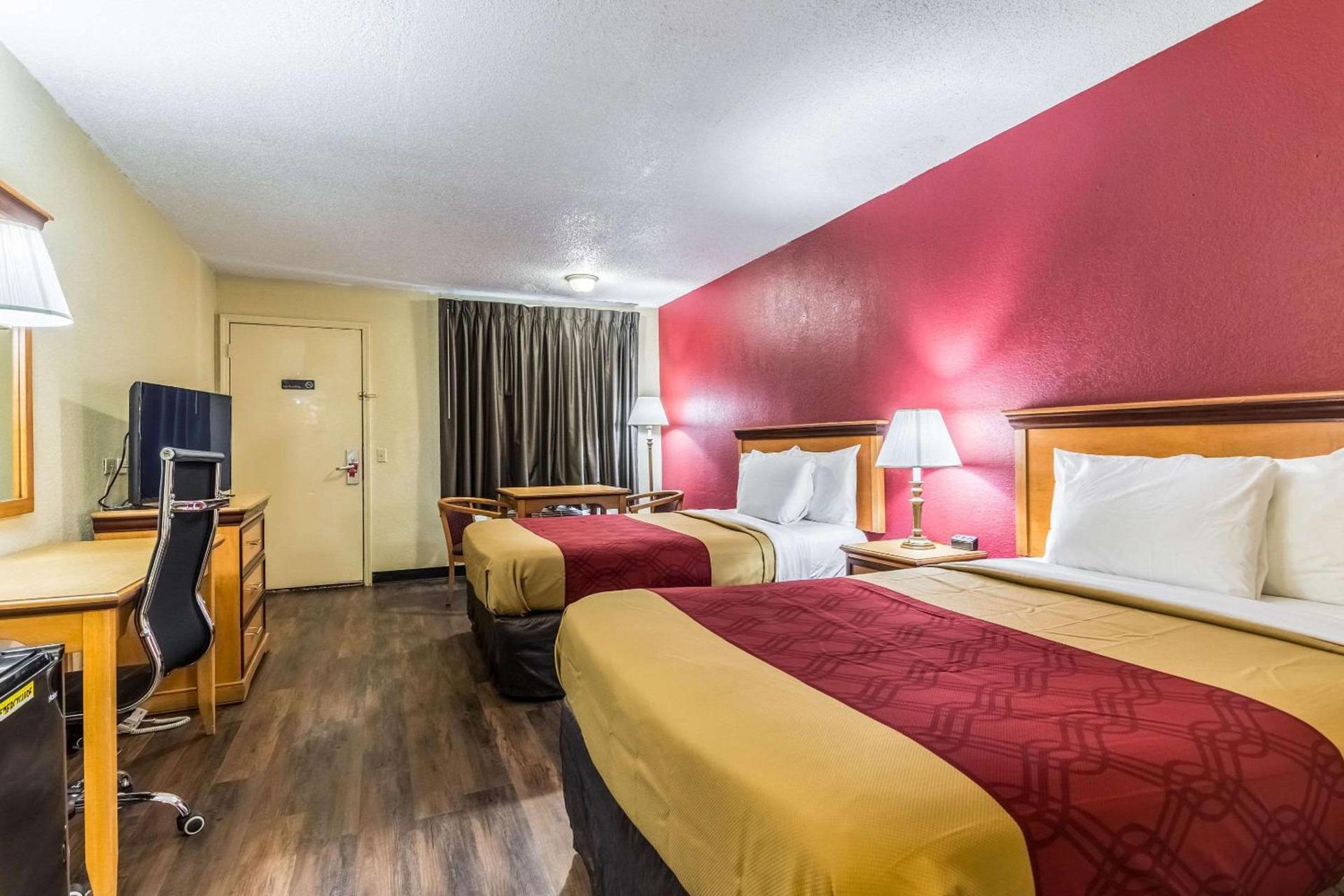 Econo Lodge Whiteville photo 11