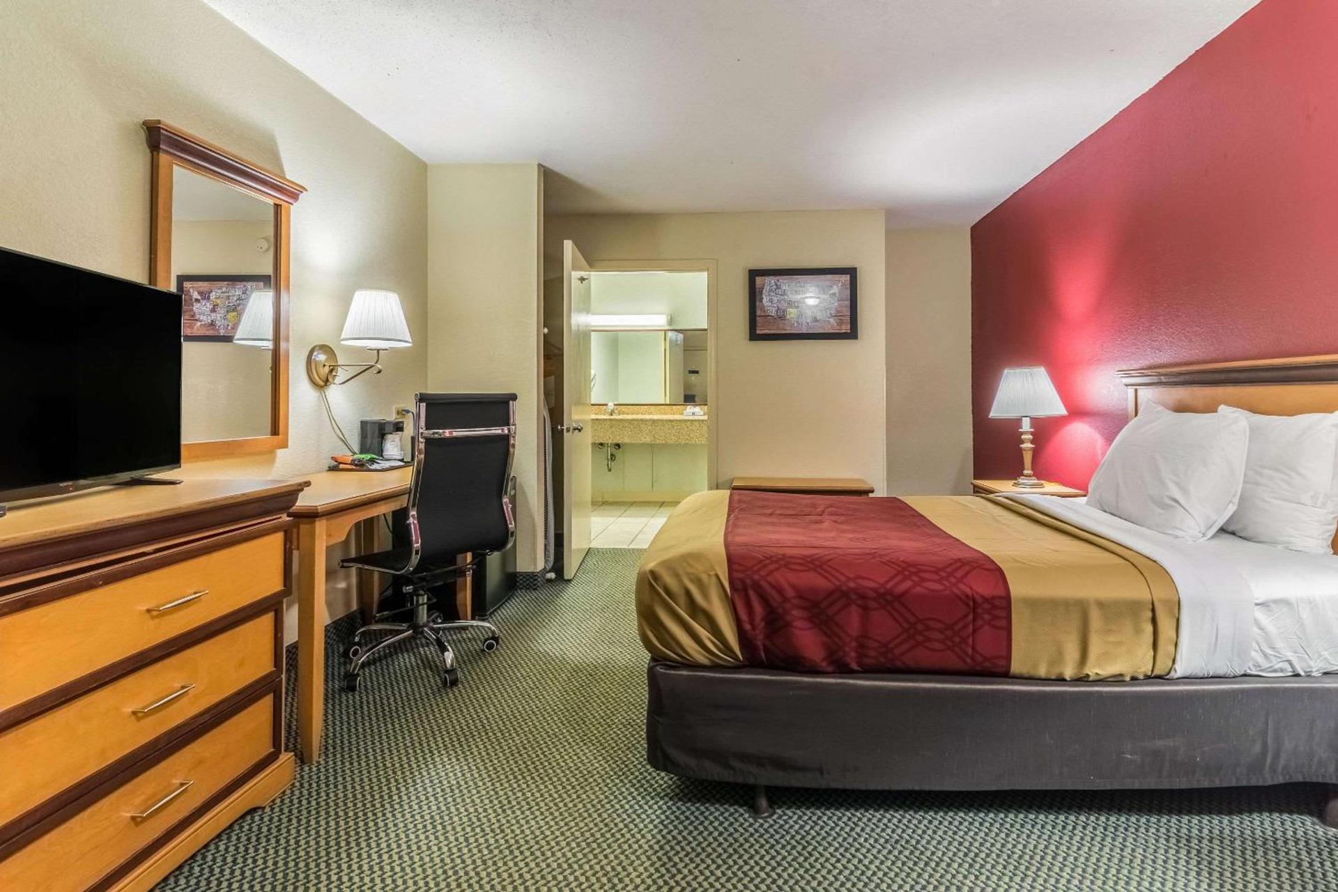 Econo Lodge Whiteville photo 9