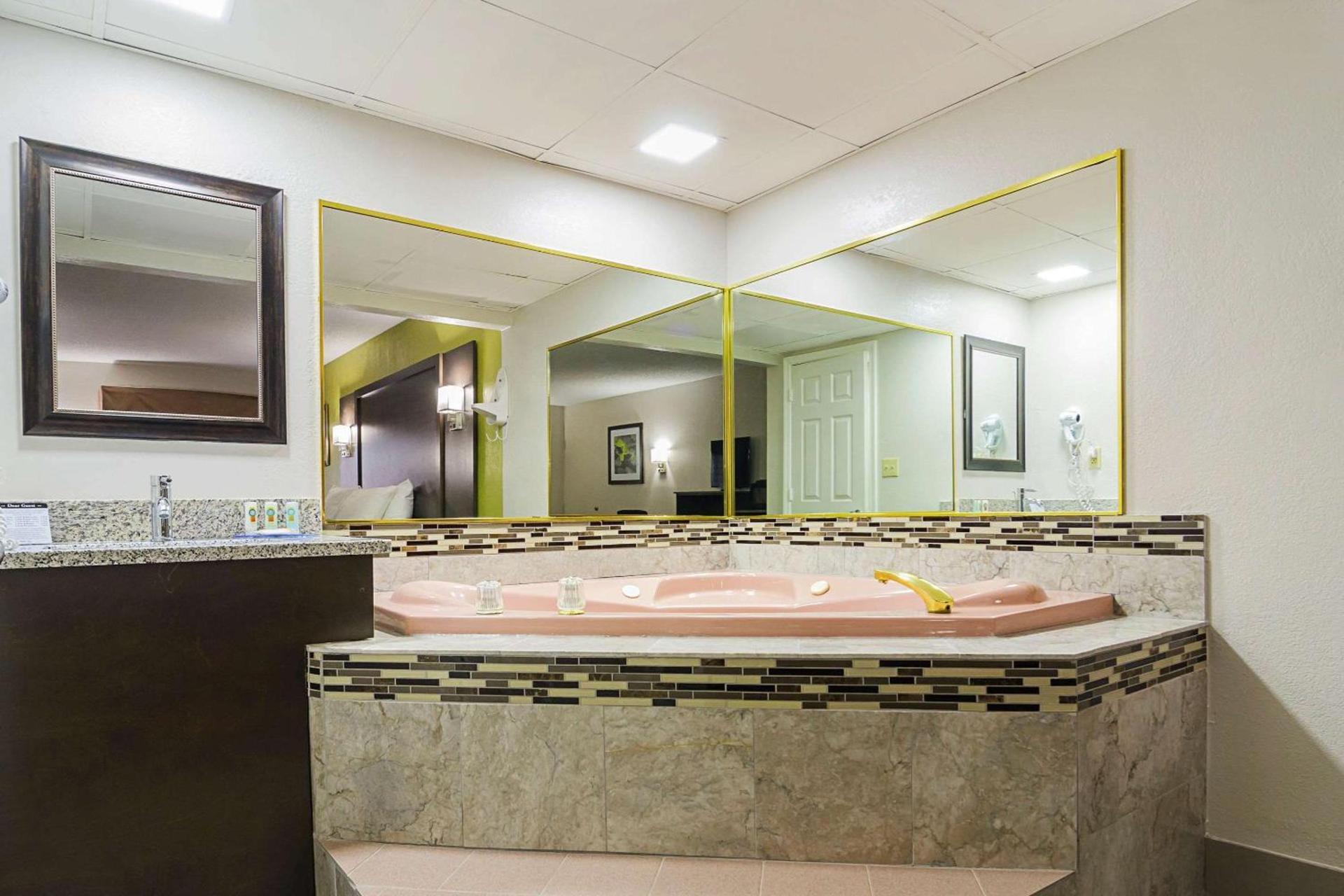 Quality Inn Raeford photo 21