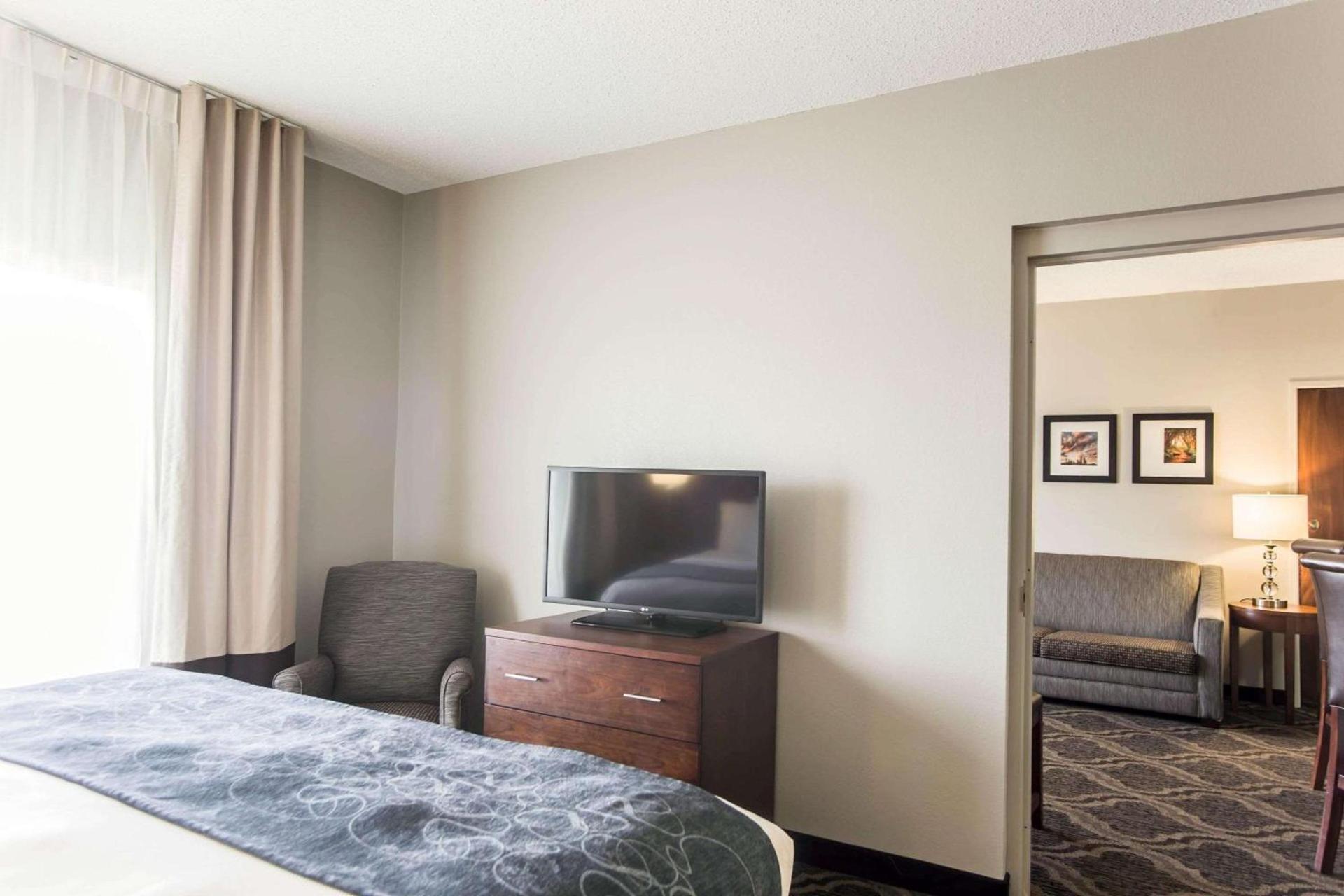 Comfort Suites Pineville - Ballantyne Area photo 24