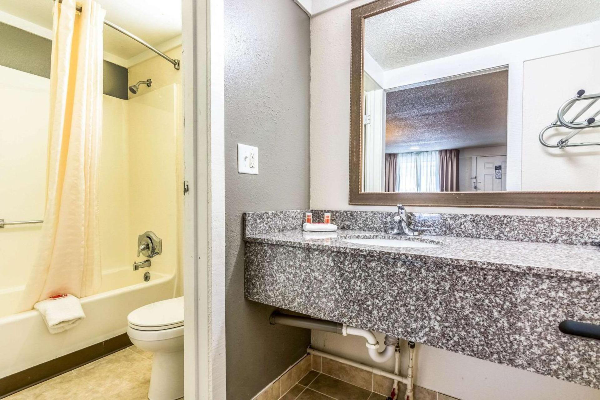 Econo Lodge Gastonia North photo 13