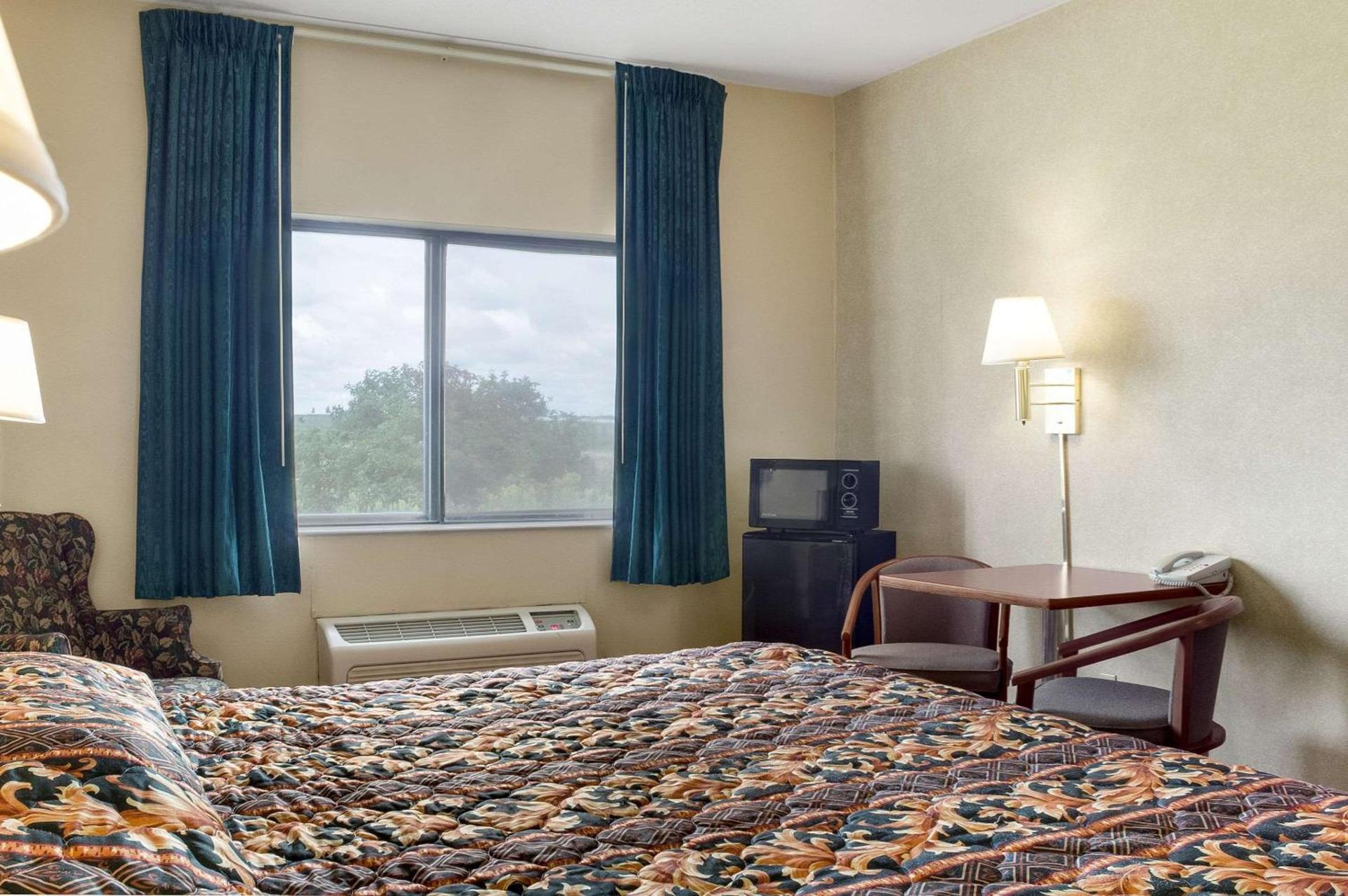 Rodeway Inn Wahpeton photo 16