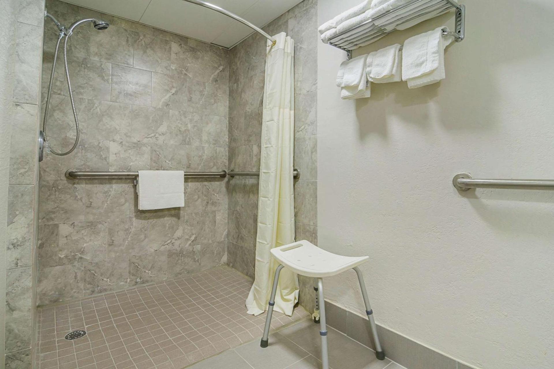 Quality Inn Raeford photo 9