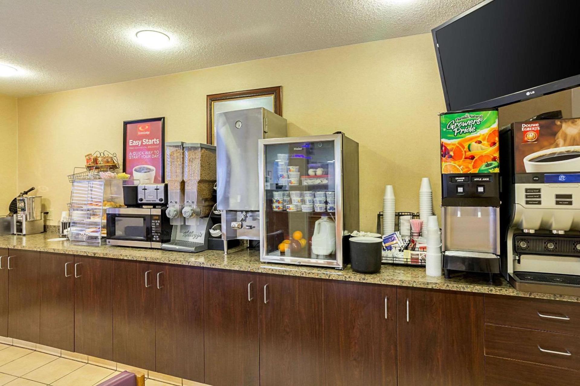 Americas Best Value Inn Fargo photo 7
