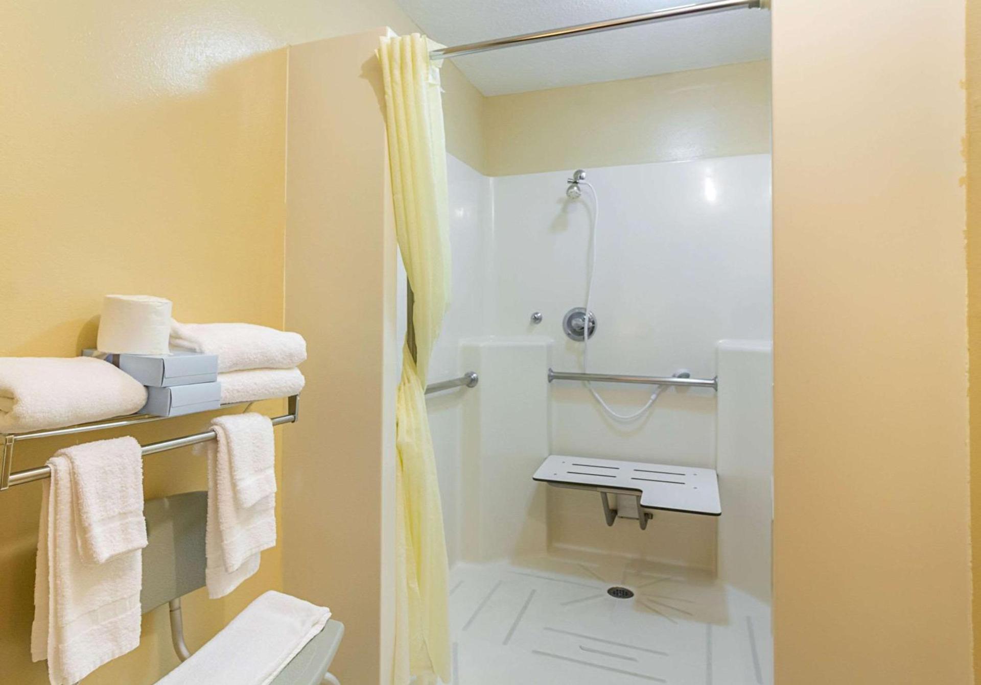Americas Best Value Inn Fargo photo 5