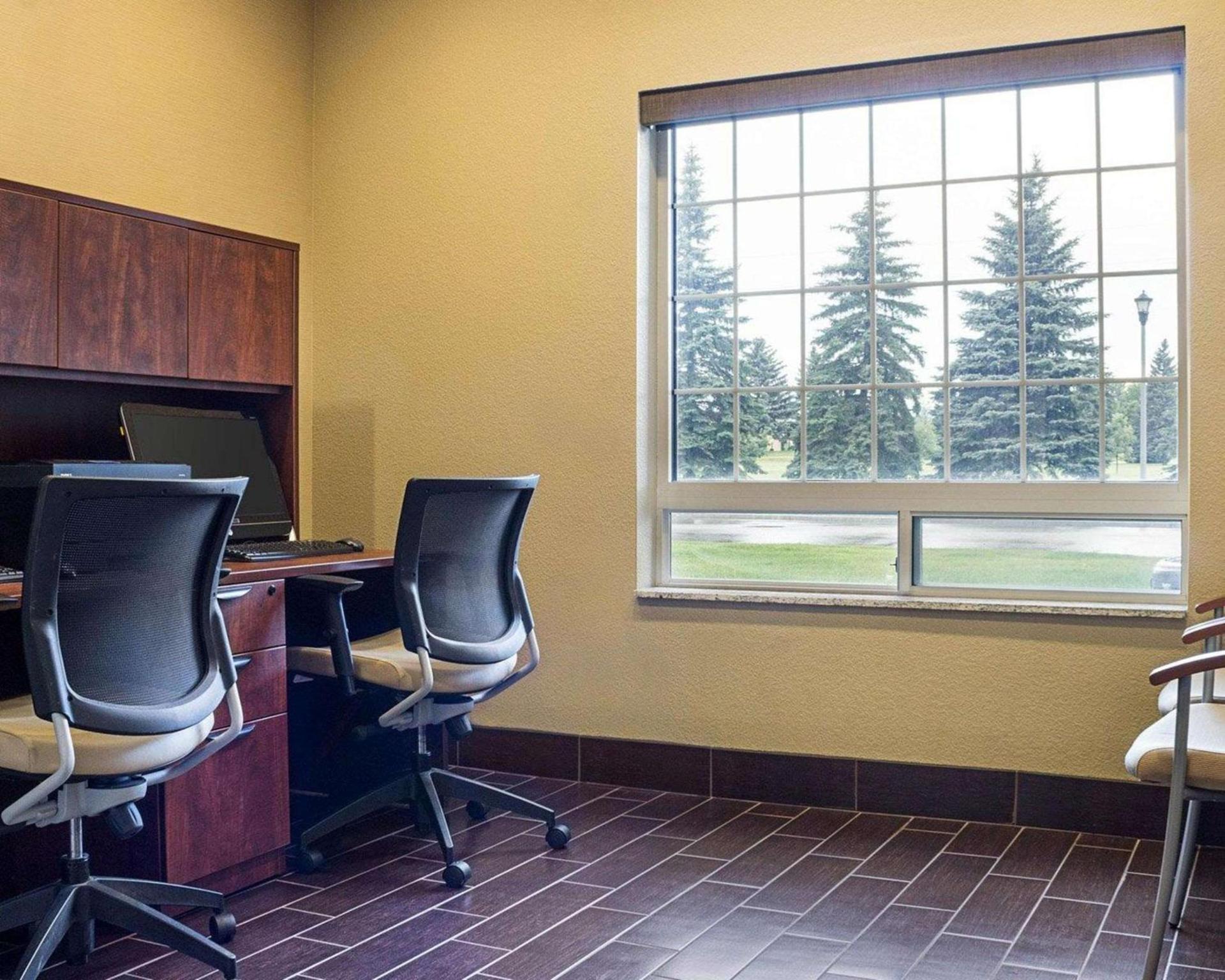 Comfort Suites Minot South photo 36