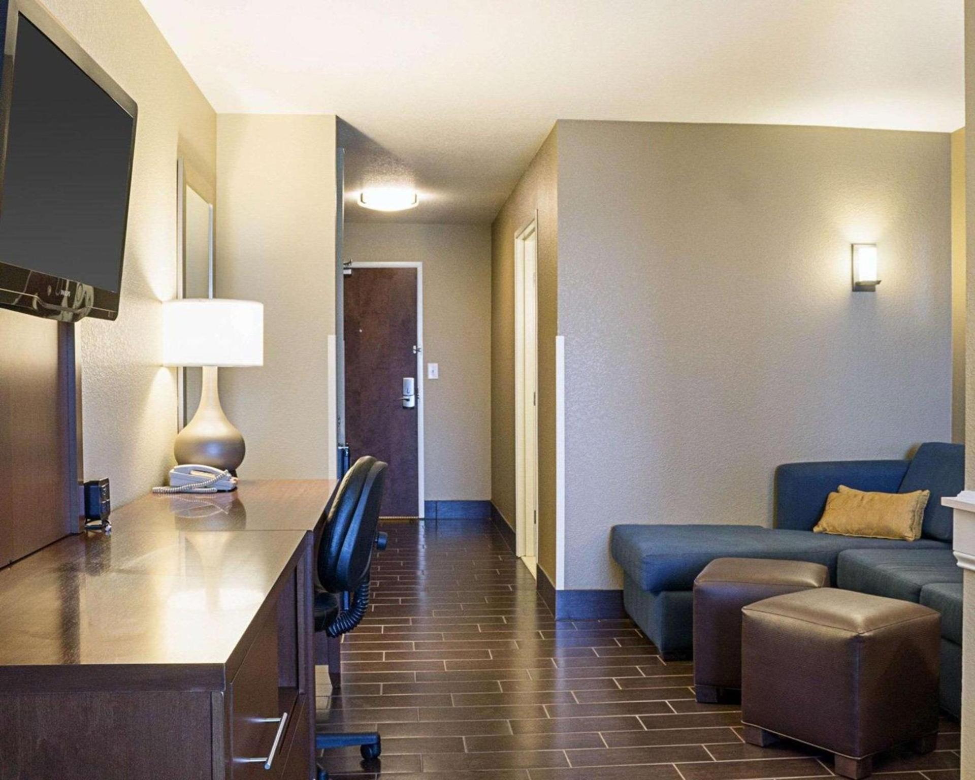 Comfort Suites Minot South photo 21