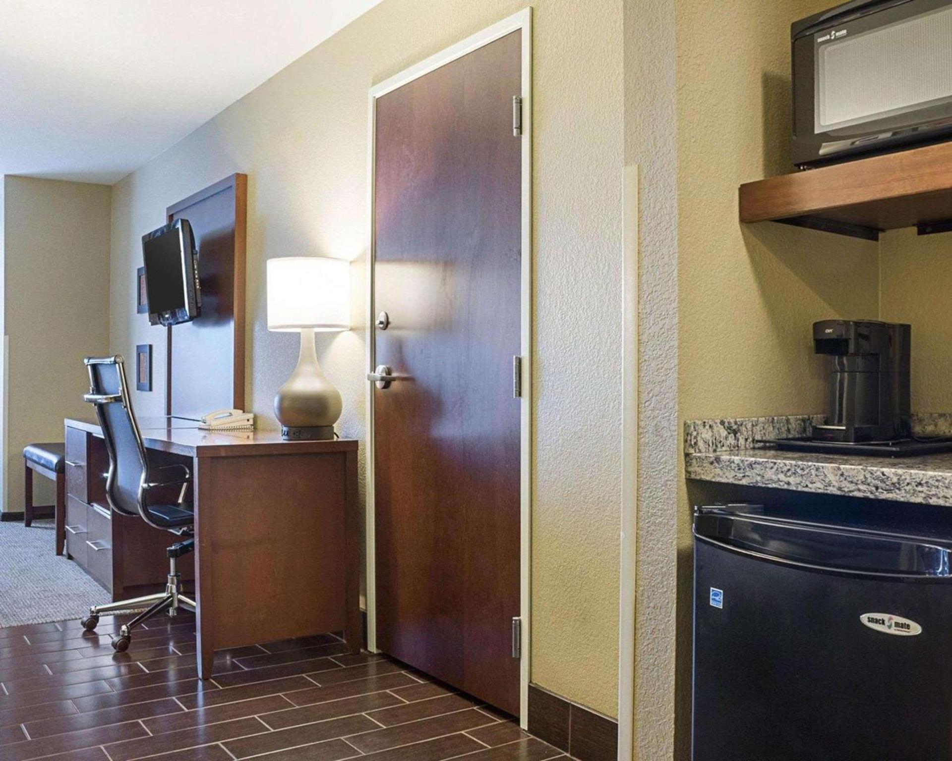 Comfort Suites Minot South photo 17
