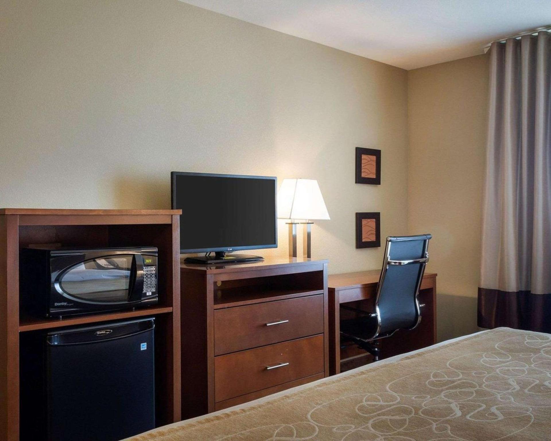 Comfort Inn & Suites Watford City photo 9