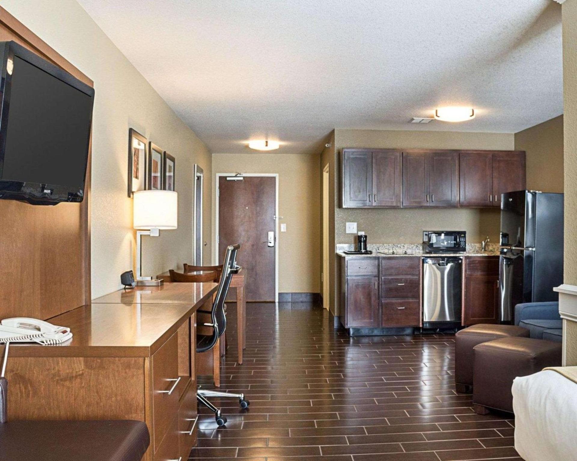 Comfort Suites Minot South photo 19