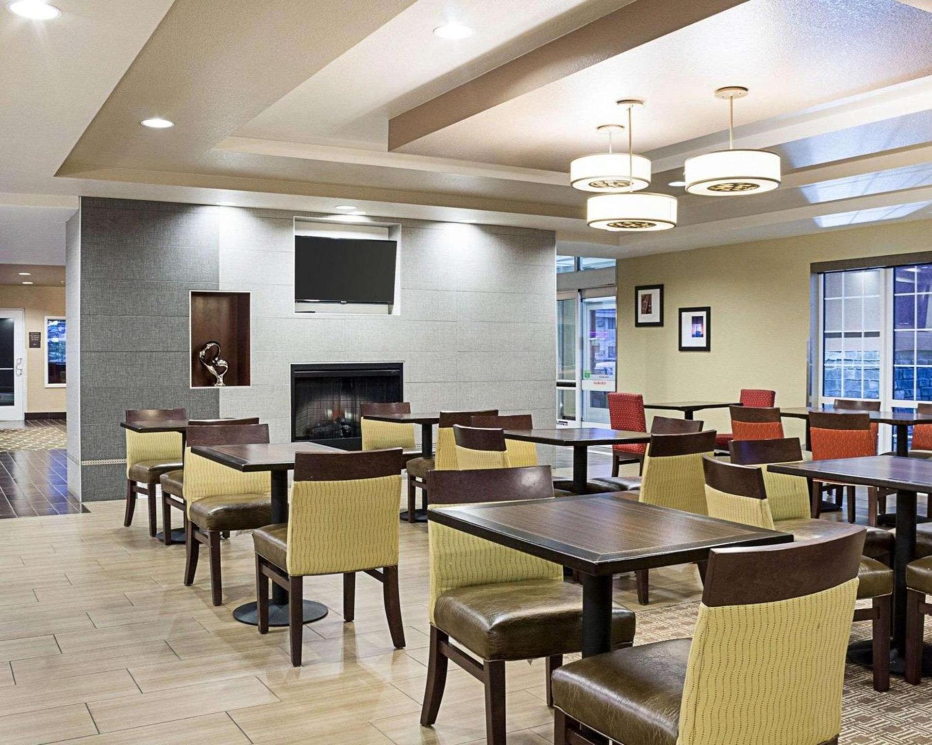 Comfort Suites Minot South photo 41