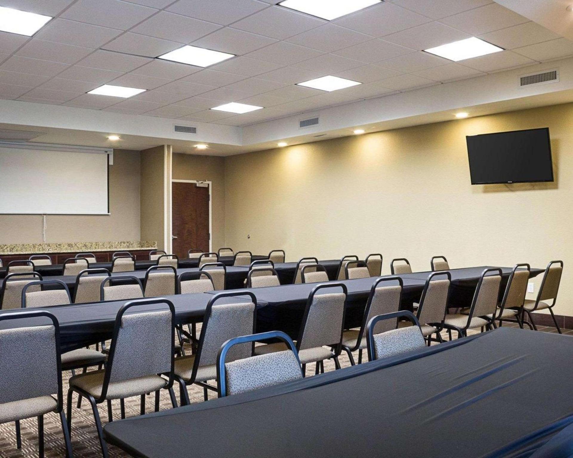 Comfort Suites Minot South photo 38