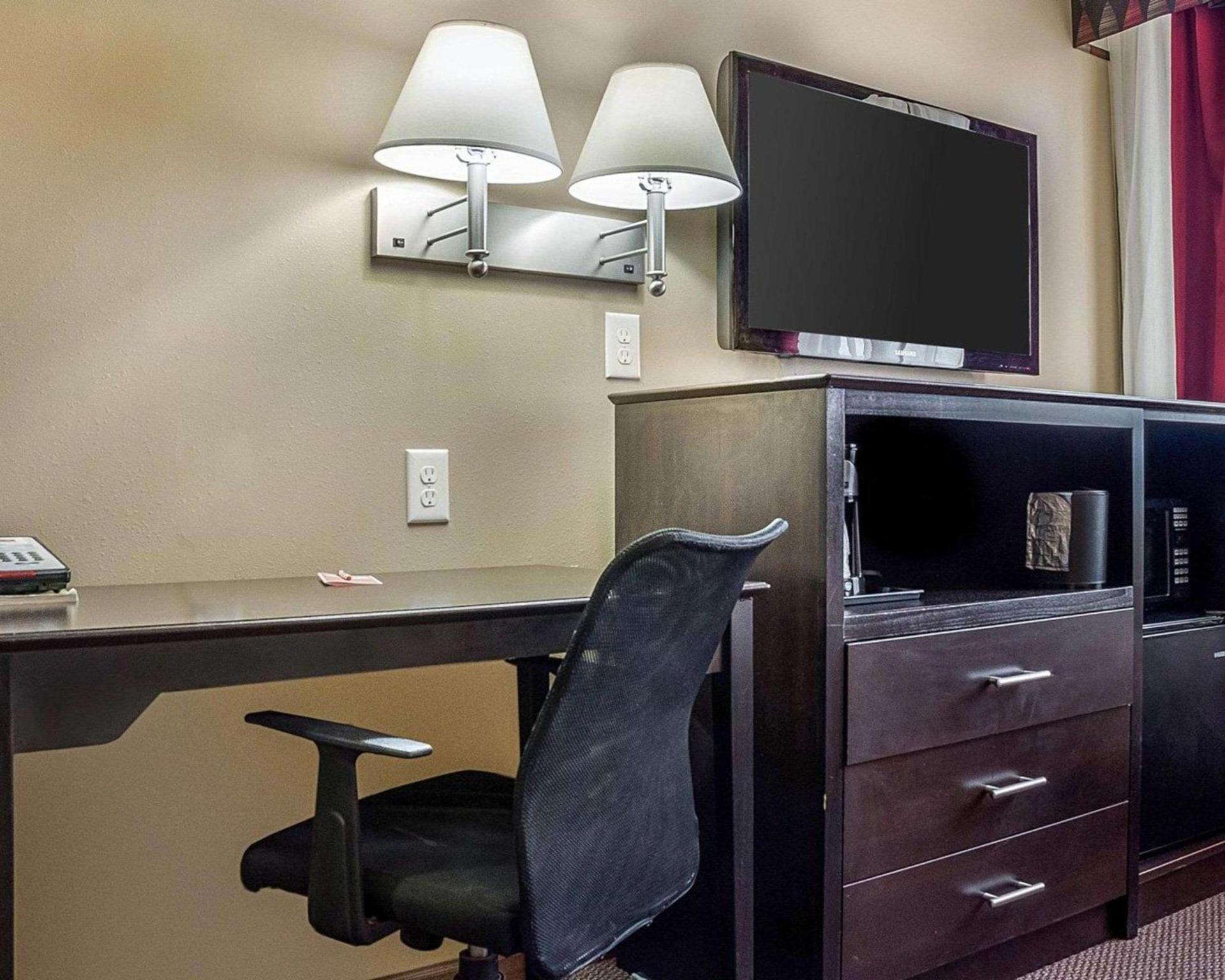 Econo Lodge Jamestown South photo 9