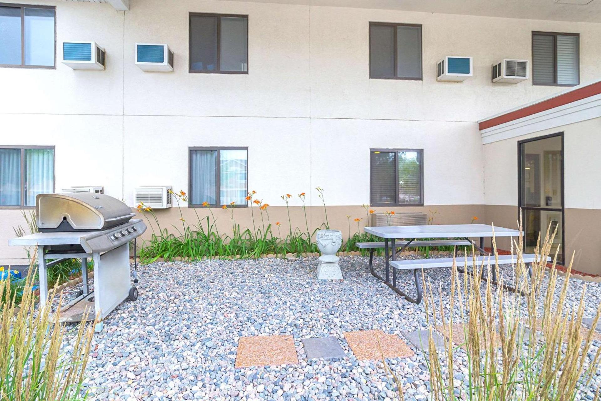 Americas Best Value Inn Fargo photo 9