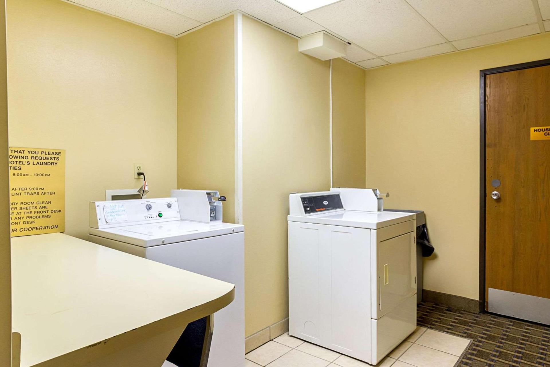 Americas Best Value Inn Fargo photo 8